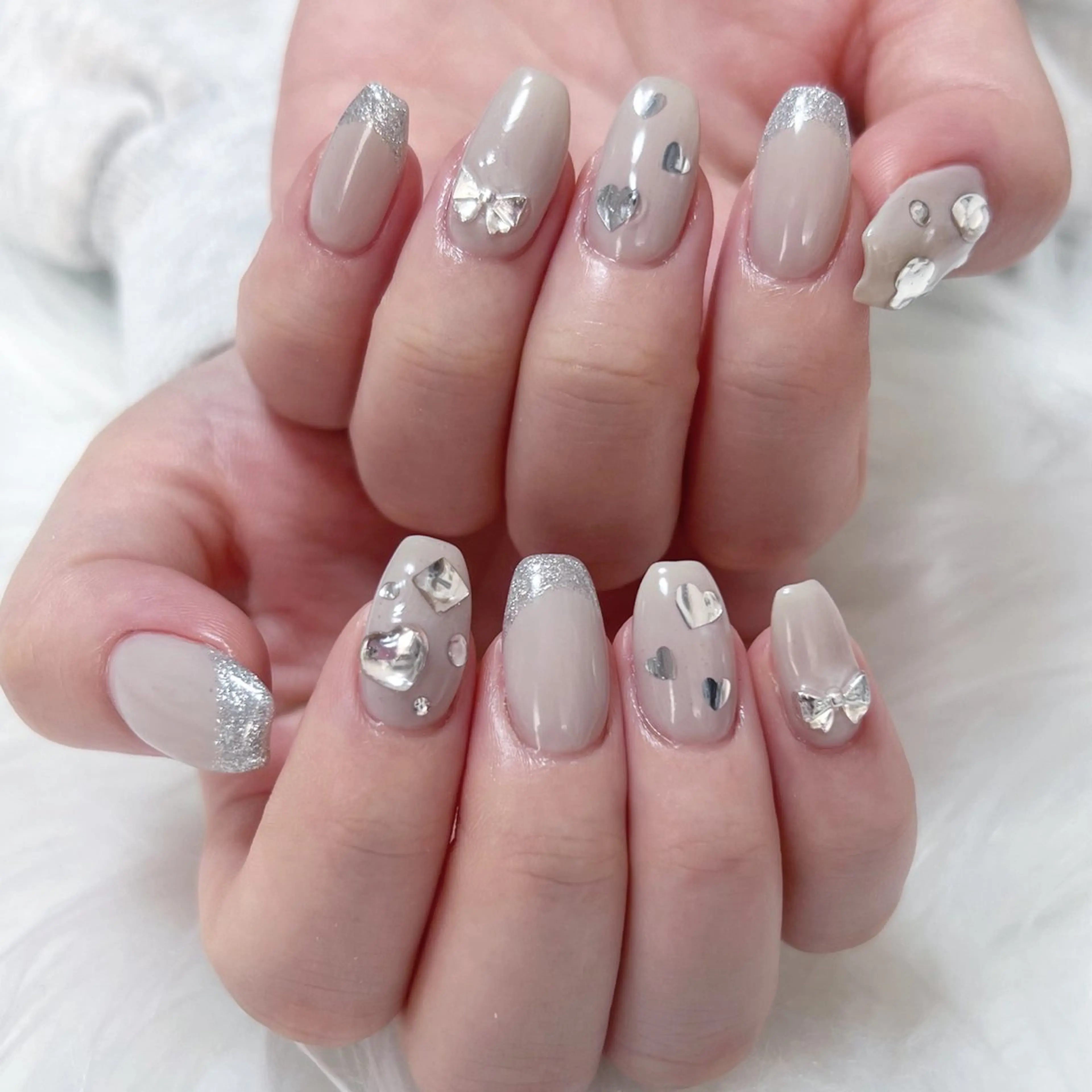 ネイル ホログラムネイル リボン ストーンネイル nail salon Bayのネイルデザイン