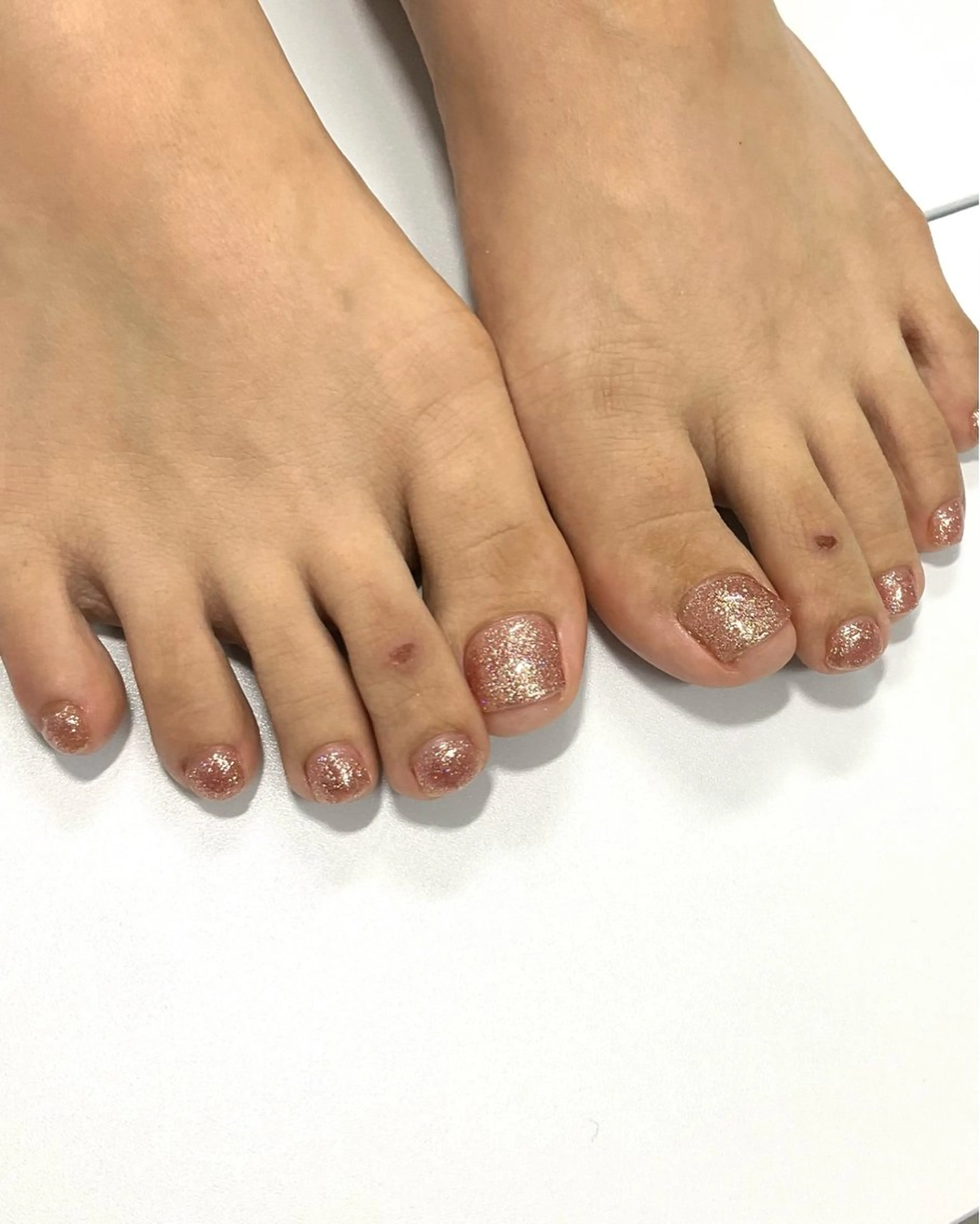 ネイル フットネイル キラキラネイル ラメ(グリッター) ワンカラーネイル フットネイル Nail&Care LUMET【ルメ】のネイルデザイン