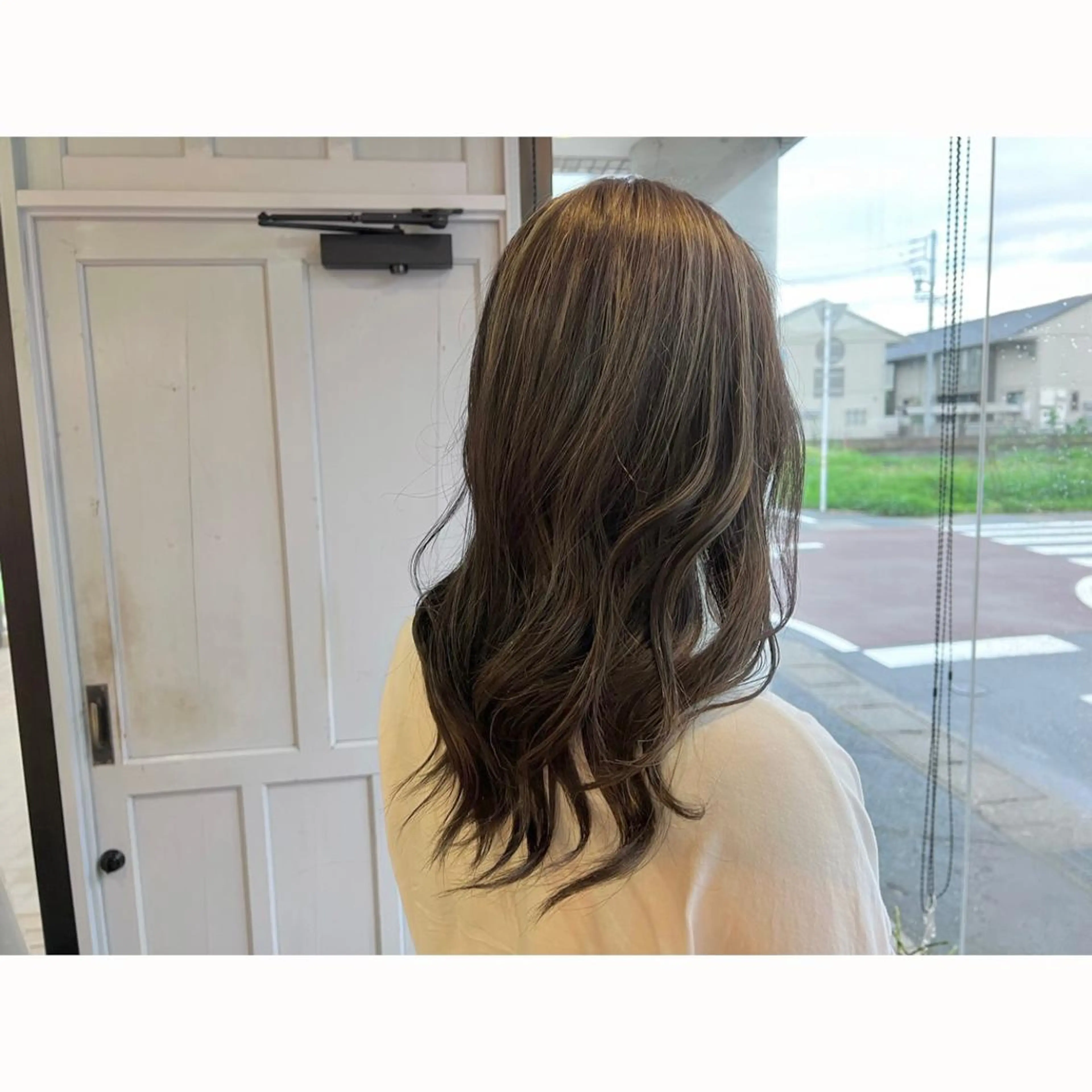 ロング カラー グレージュ ハイライトカラー ハイライト ヘアカラー トリートメント ツキダテ ユイのヘアスタイル