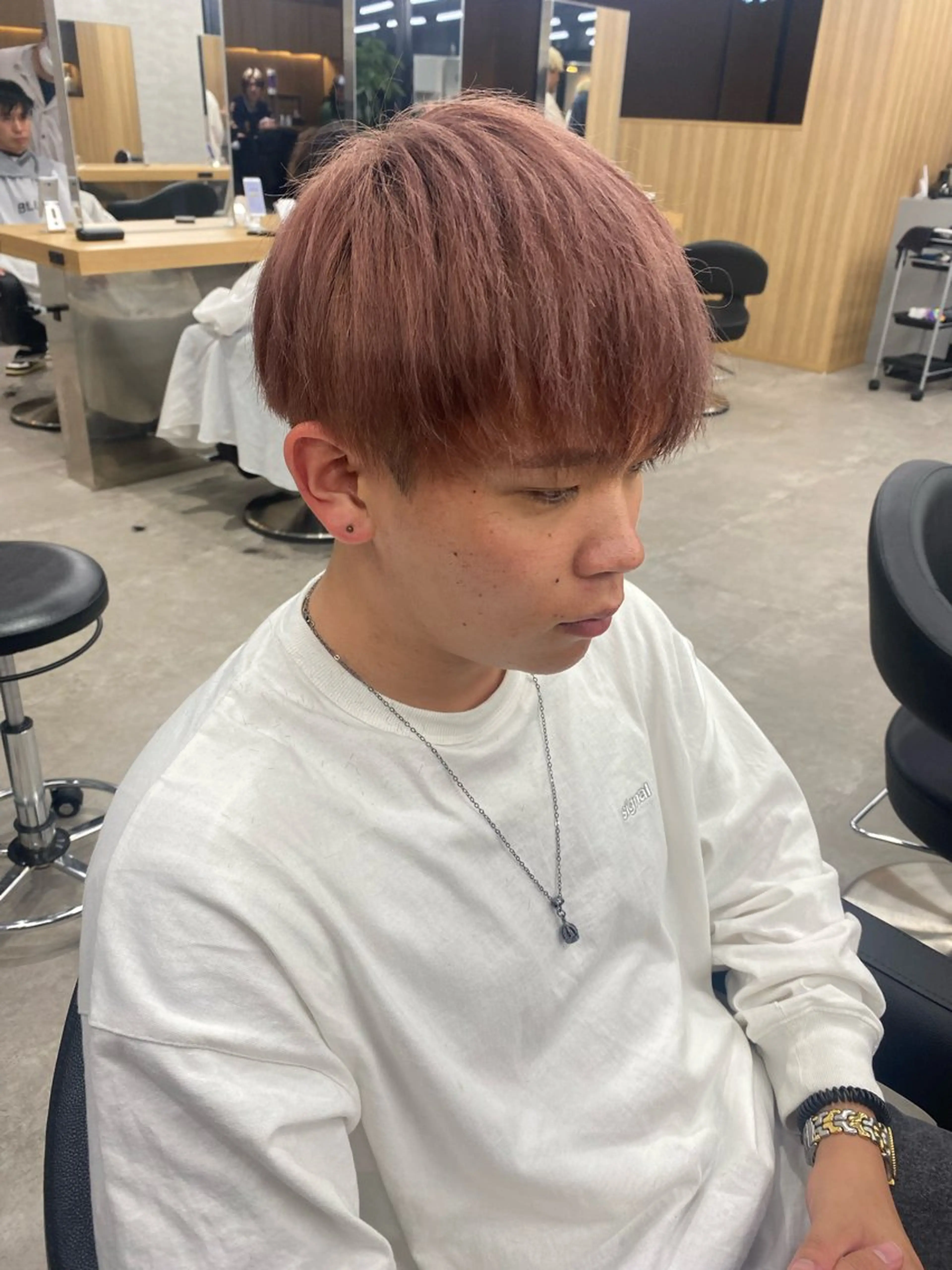 ショート カラー メンズ ベージュカラー ピンクカラー ピンクベージュ カット ヘアカラー 垢抜けハイトーン☀／ 笑顔の美容師／しゅんのヘアスタイル