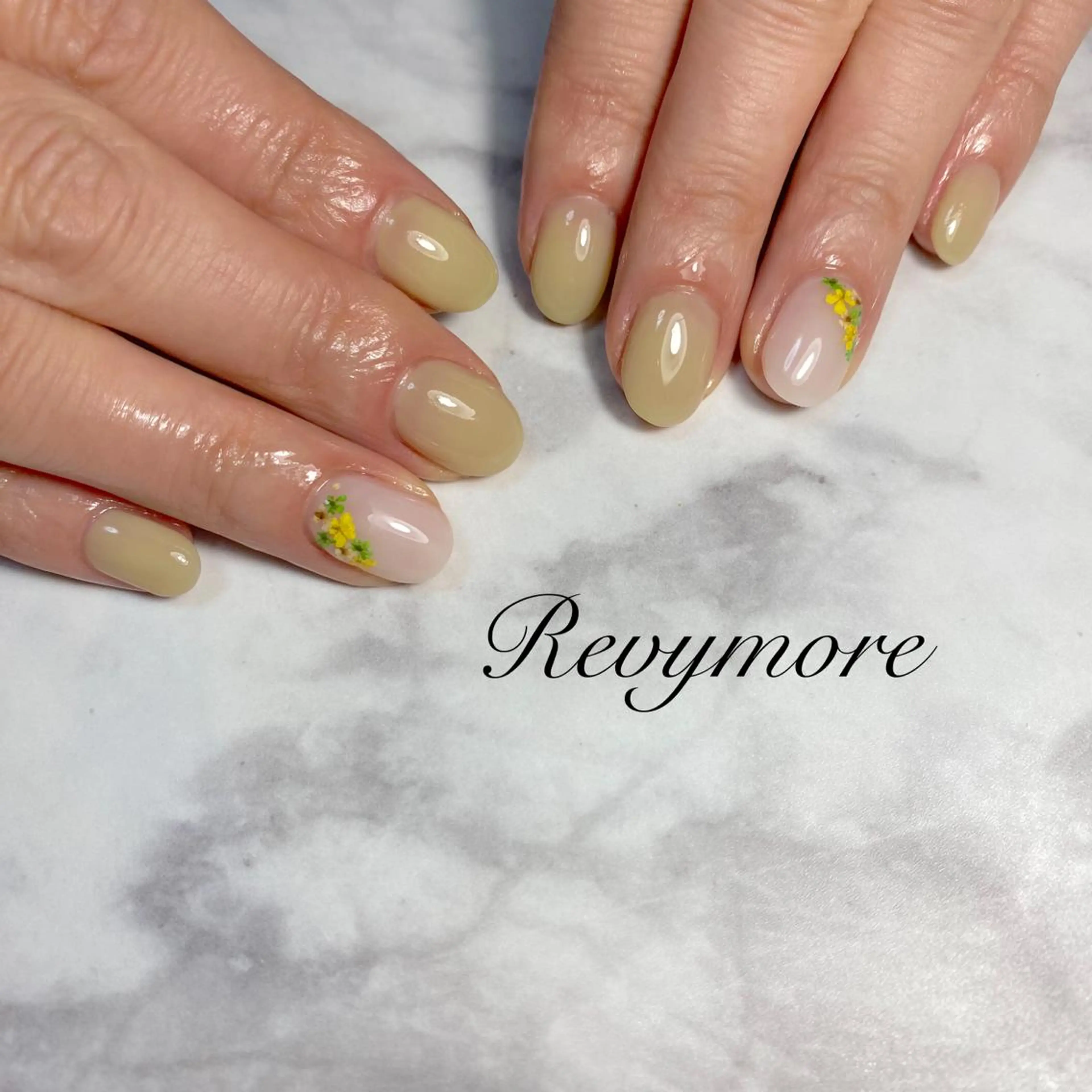 ミディアム ネイル 韓国風ヘア ジェルネイル キラキラネイル 韓国ネイル ニュアンスネイル nail salon Revymore所属・nail salon Revymoreのネイルデザイン