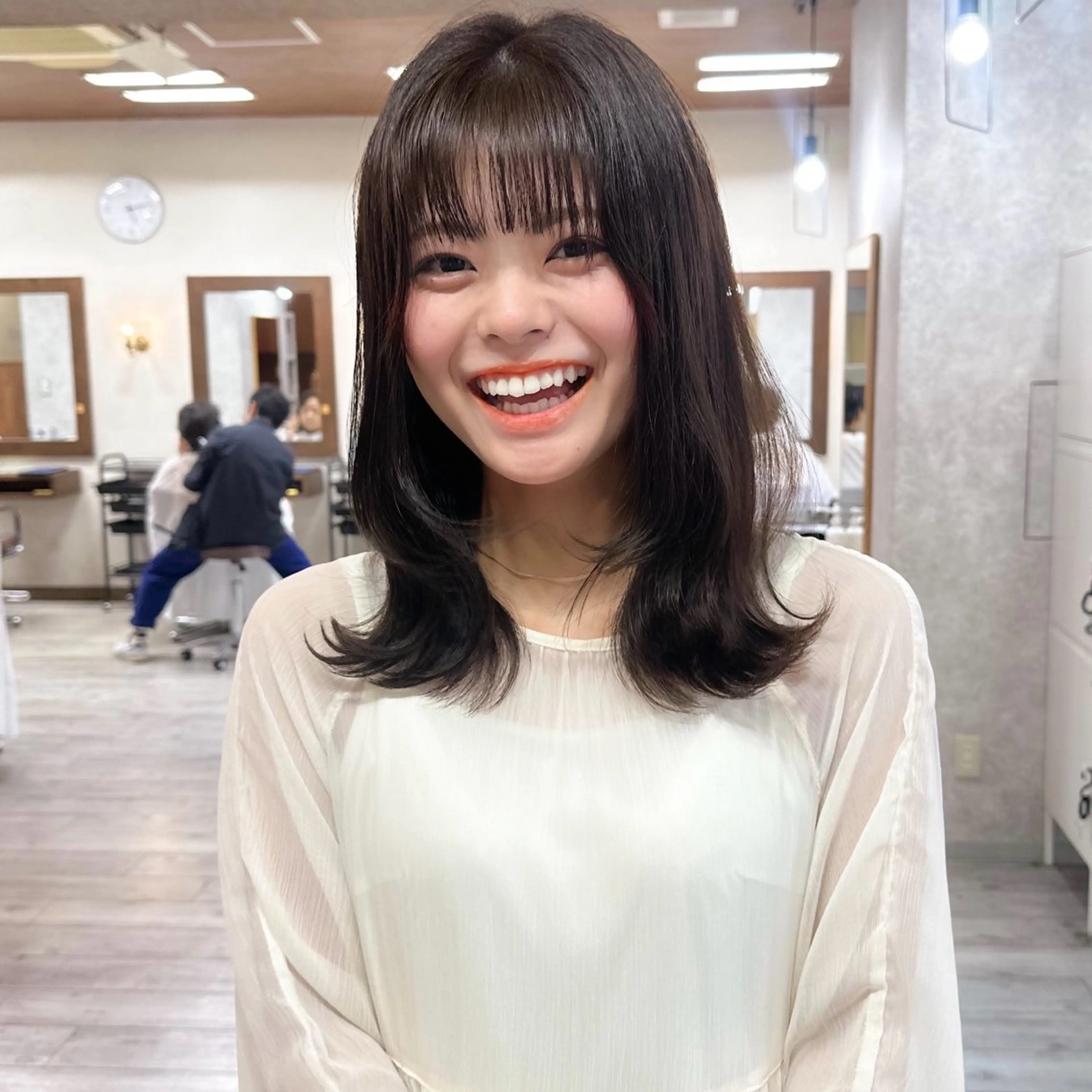 ミディアム カラー オリーブカラー レイヤーカット カット ヘアカラー トリートメント 高橋 みく/ minim 暖色のヘアスタイル