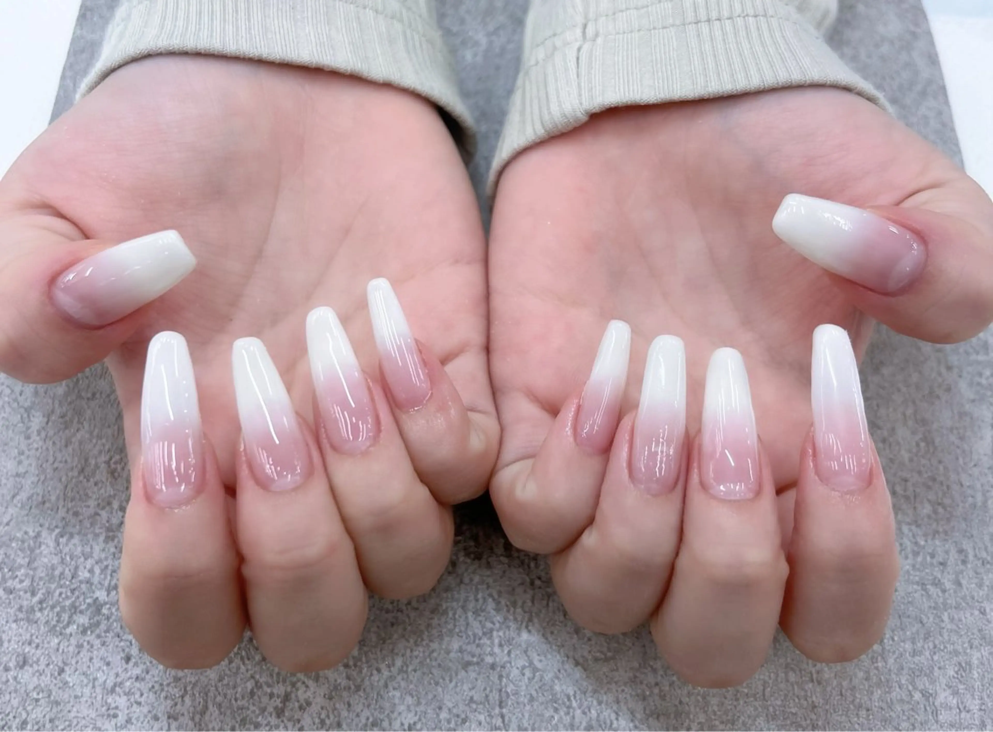 ネイル 長さ出し グラデーション ホワイト MAXKELLY MEGUMIのネイルデザイン