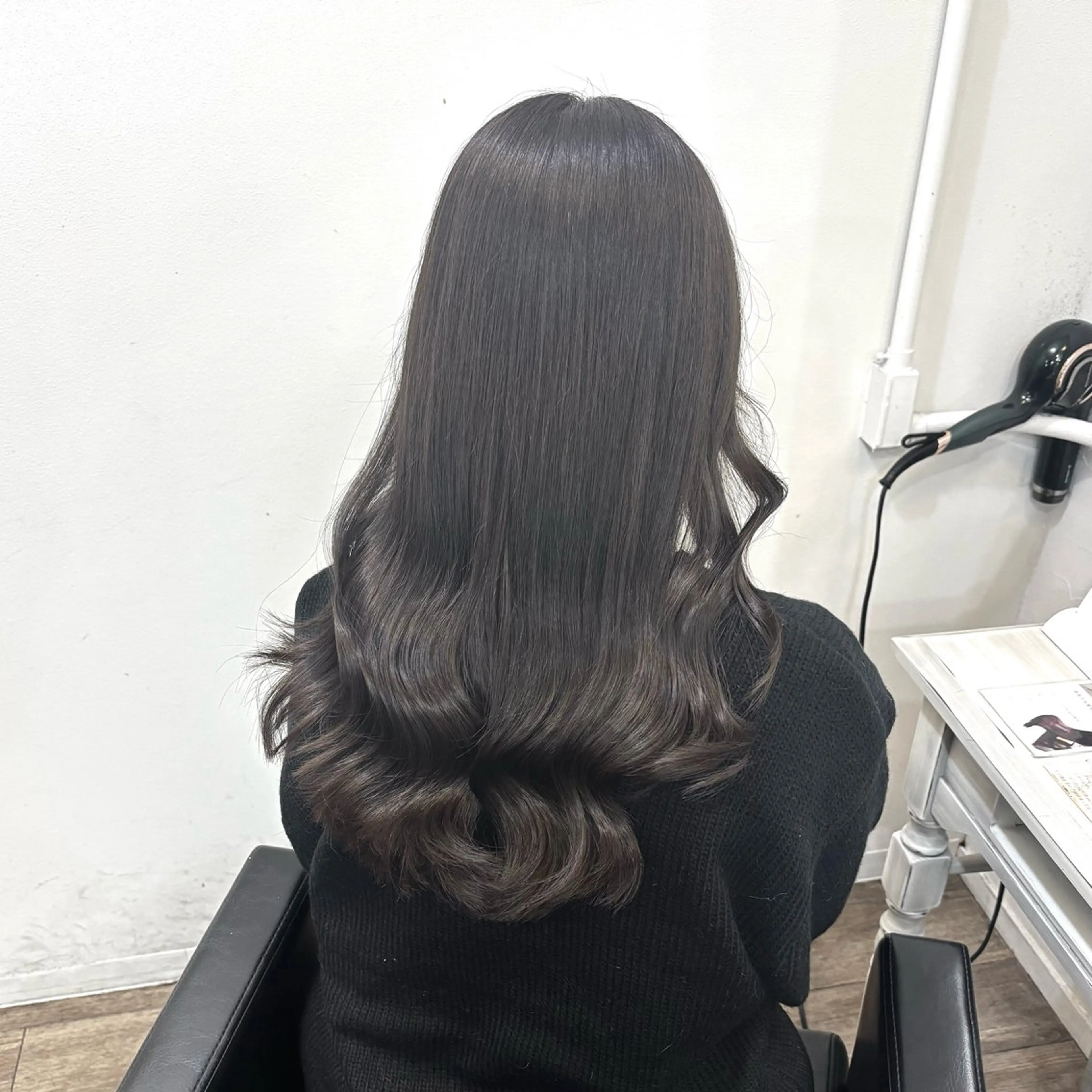 ロング シオン/艶髪/ 暗髪カラーのヘアスタイル