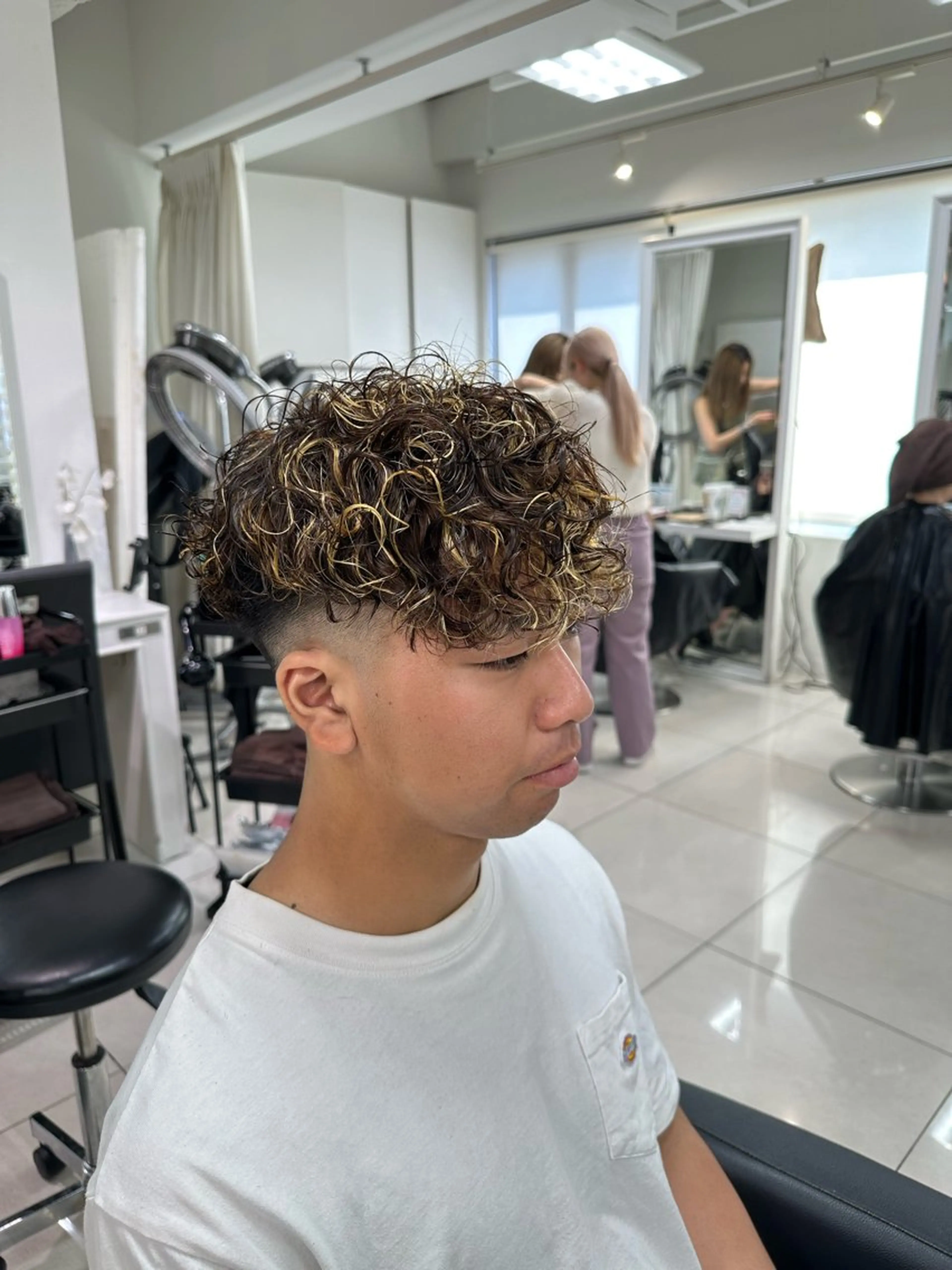 ショート カラー メンズ メンズハイライト スペインカール ハイライトカラー ハイライト カット ヘアカラー パーマ フェザーパーマ職人 🪶ryosukeのヘアスタイル