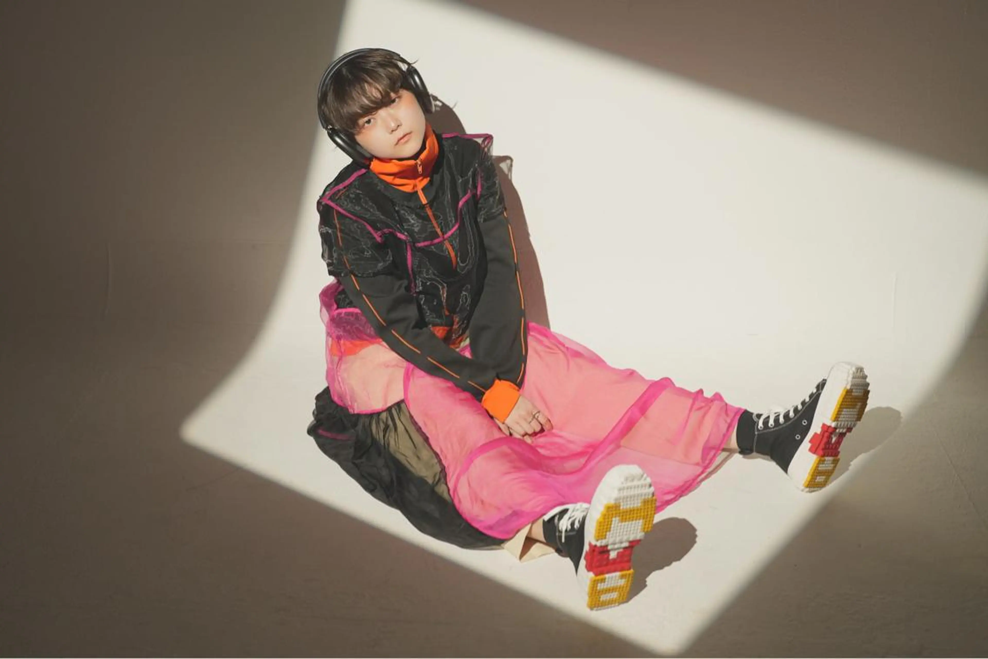 ショート カラー パーマ ヘアアレンジ ネイル マツエク・マツパ アイブロウ 切りっぱなしボブ アディクシーカラー ミストバング ベージュカラー 黒髪 ウルフとハイトーン みっちー✂️のヘアスタイル