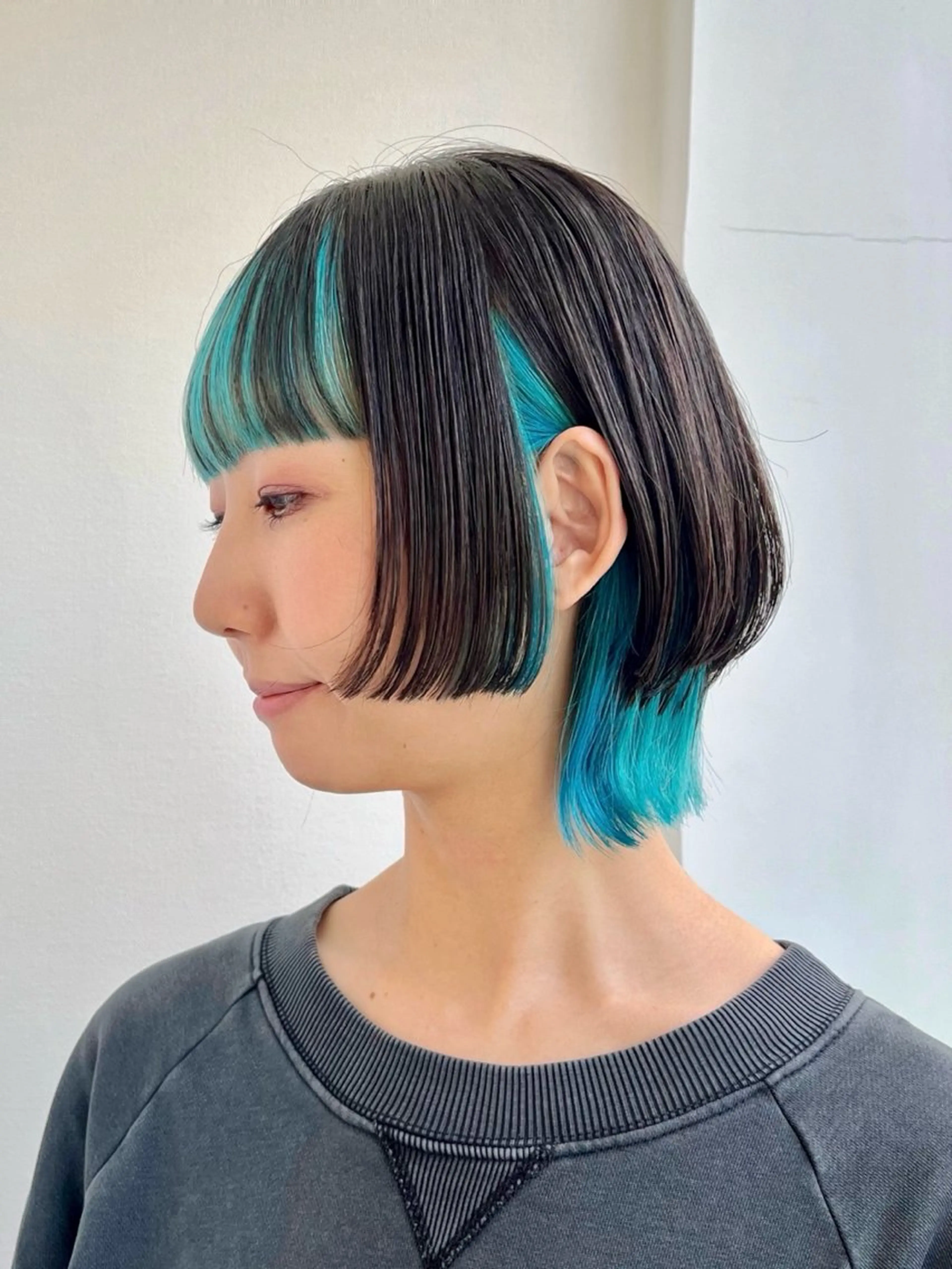ミディアム カラー ブルーカラー インナーカラー ボブ ウルフカット ウルフボブ ヘアカラー direction所属・派手髪デザインカラー ヒロカのヘアスタイル