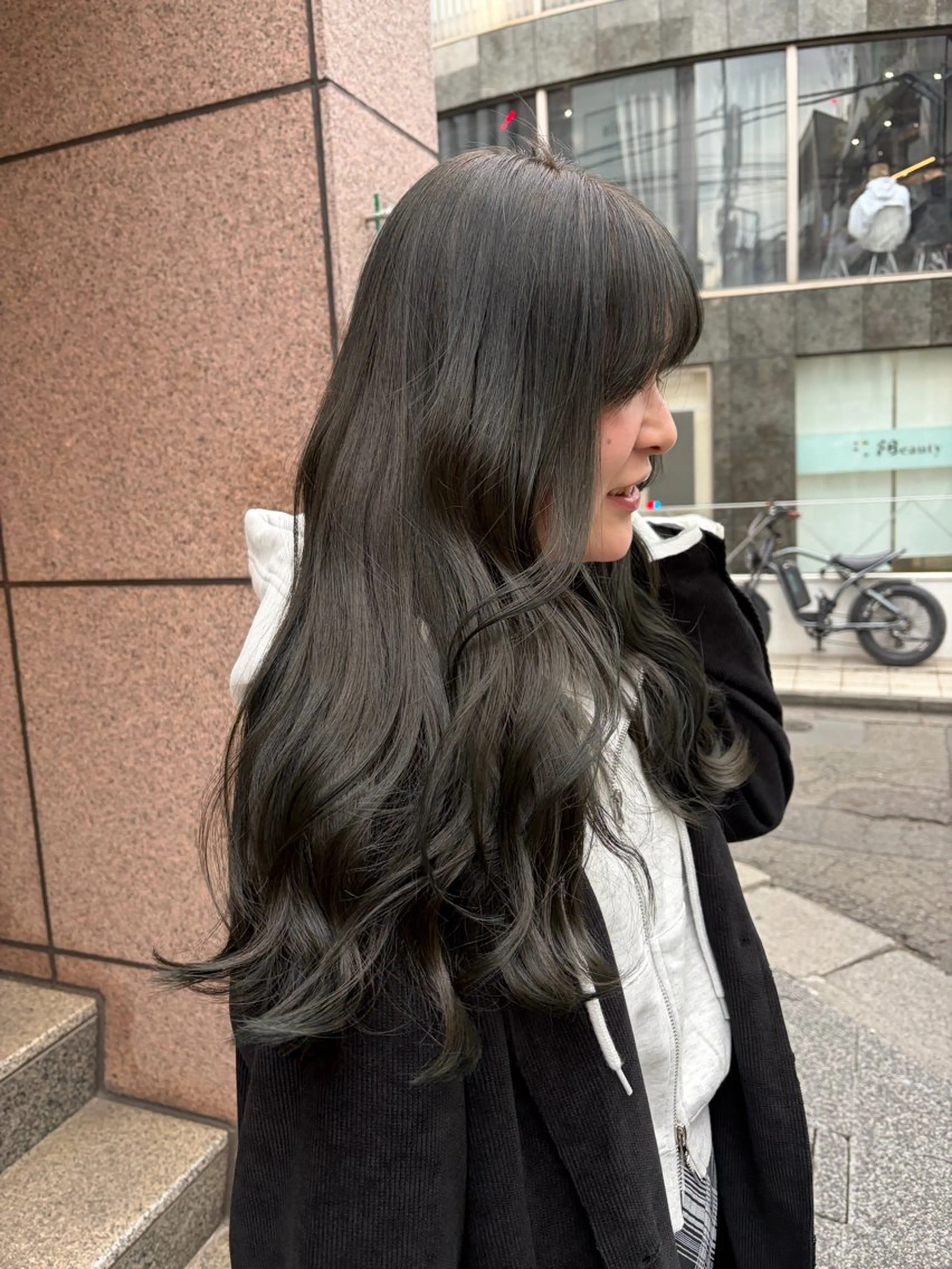 ロング カラー ミルクティー× グレージュMOMOのヘアスタイル