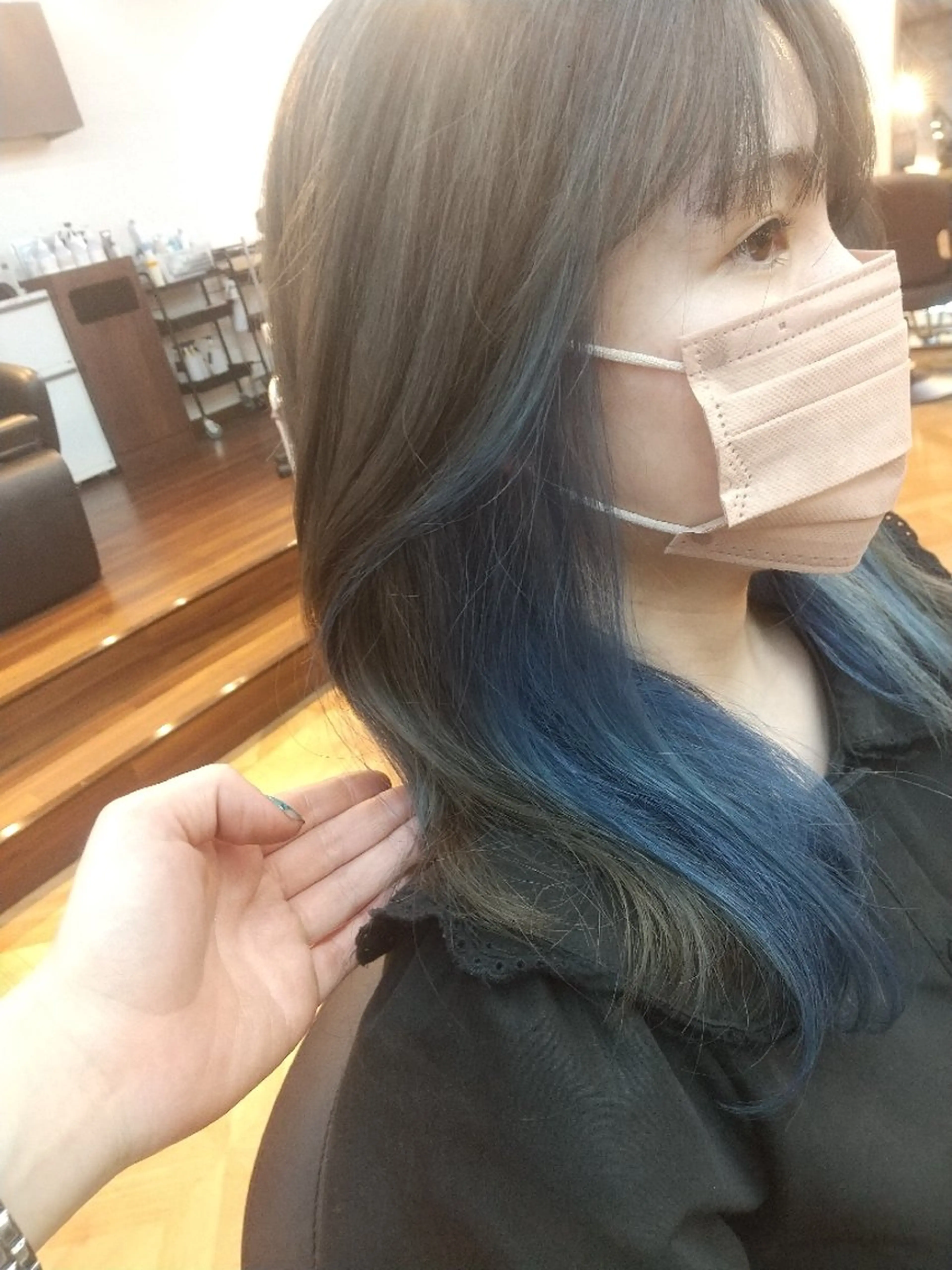 ミディアム カラー ブルーカラー グレージュ インナーカラー シルバー 久村 奈菜のヘアスタイル