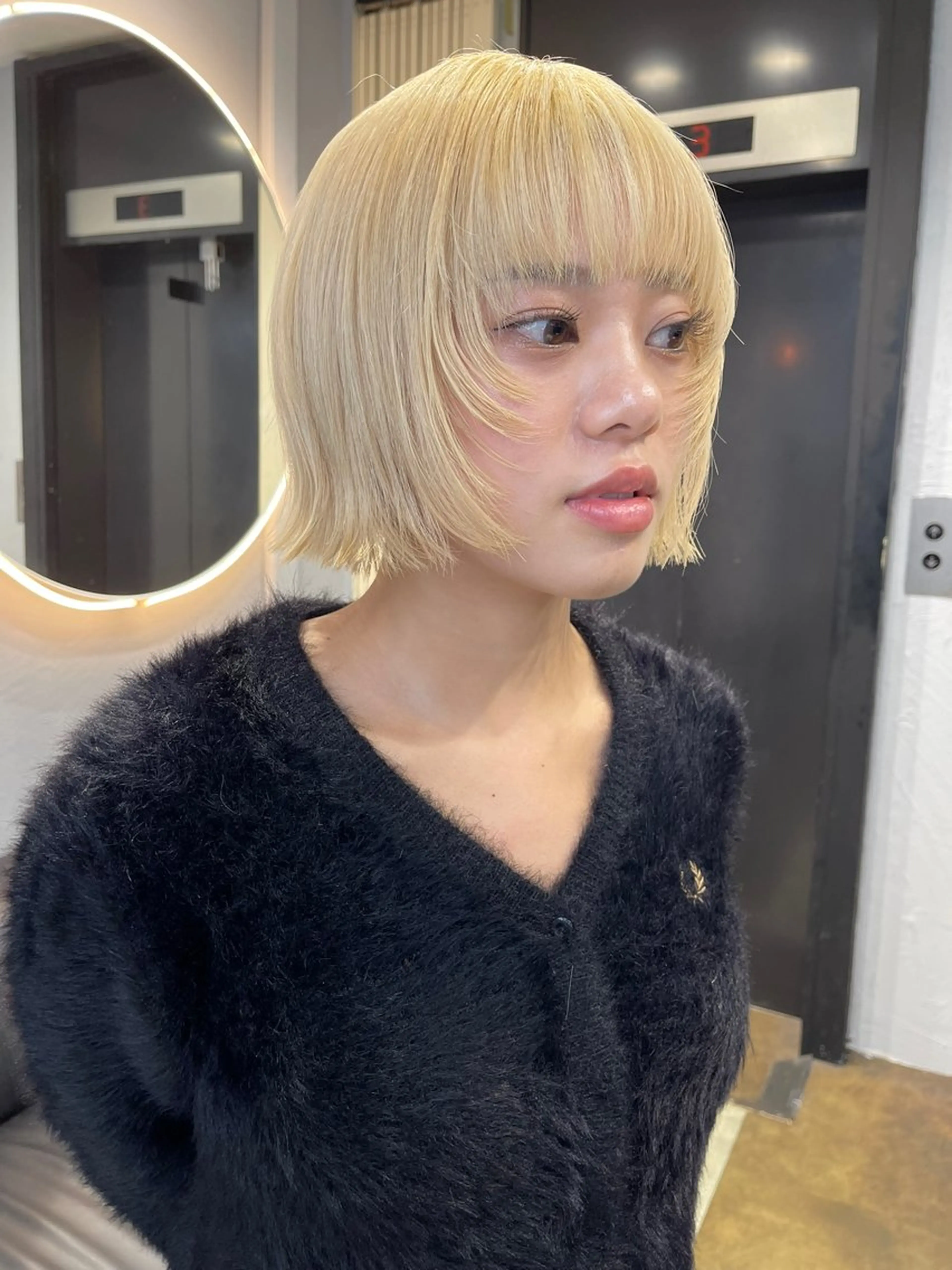 ショート カラー ブリーチ ケアブリーチ デザインカラー ダブルカラー イヤリングカラー カット TATSUブリーチ/ ミルクティーベージュのヘアスタイル