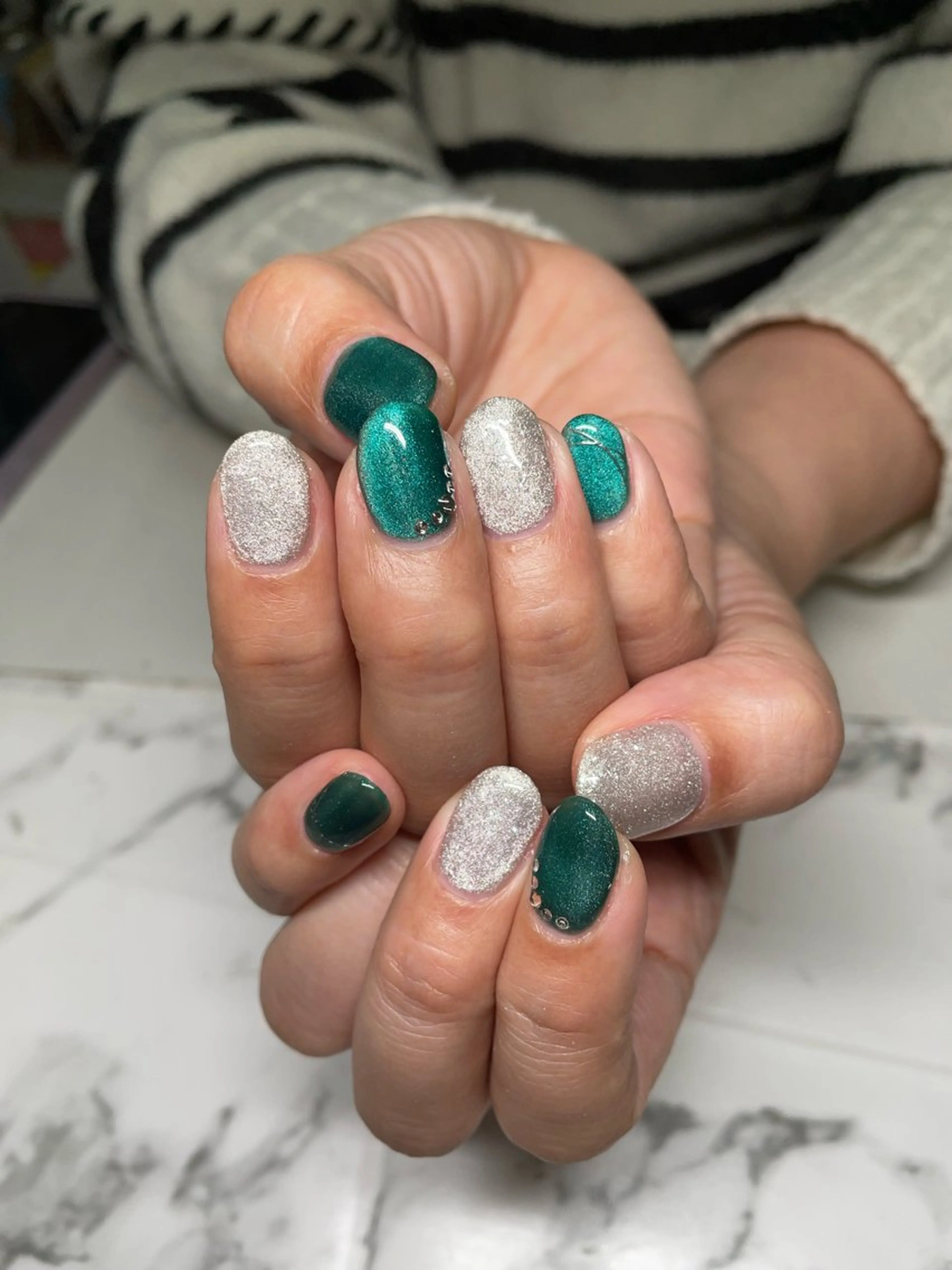 ネイル グリーン マグネットネイル シルバー Mi-roomネイル 耳ツボジュエリーのネイルデザイン