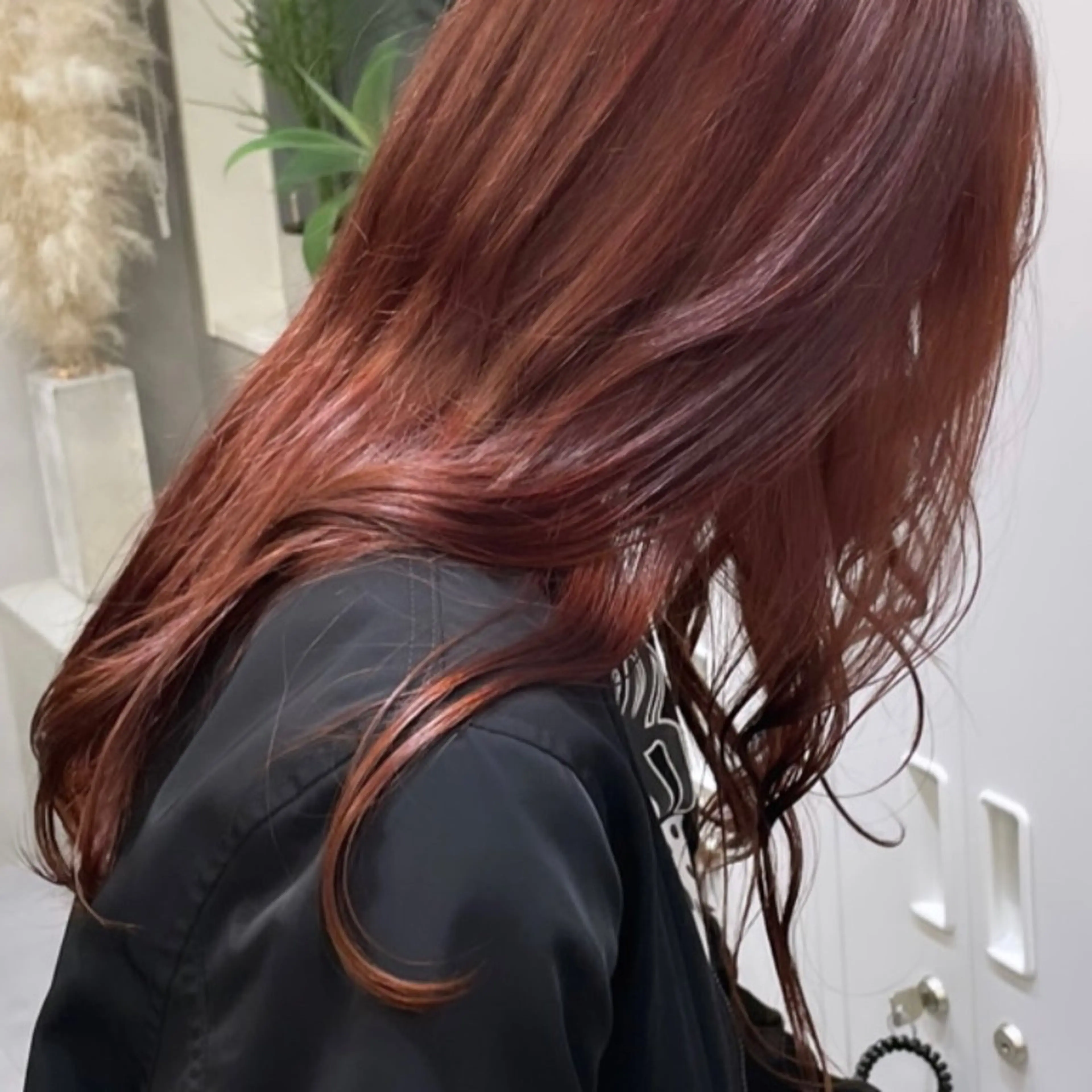 セミロング カラー ブリーチ レッドカラー ヘアカラー Rui/透明感カラー 暖色/レイヤーカットのヘアスタイル