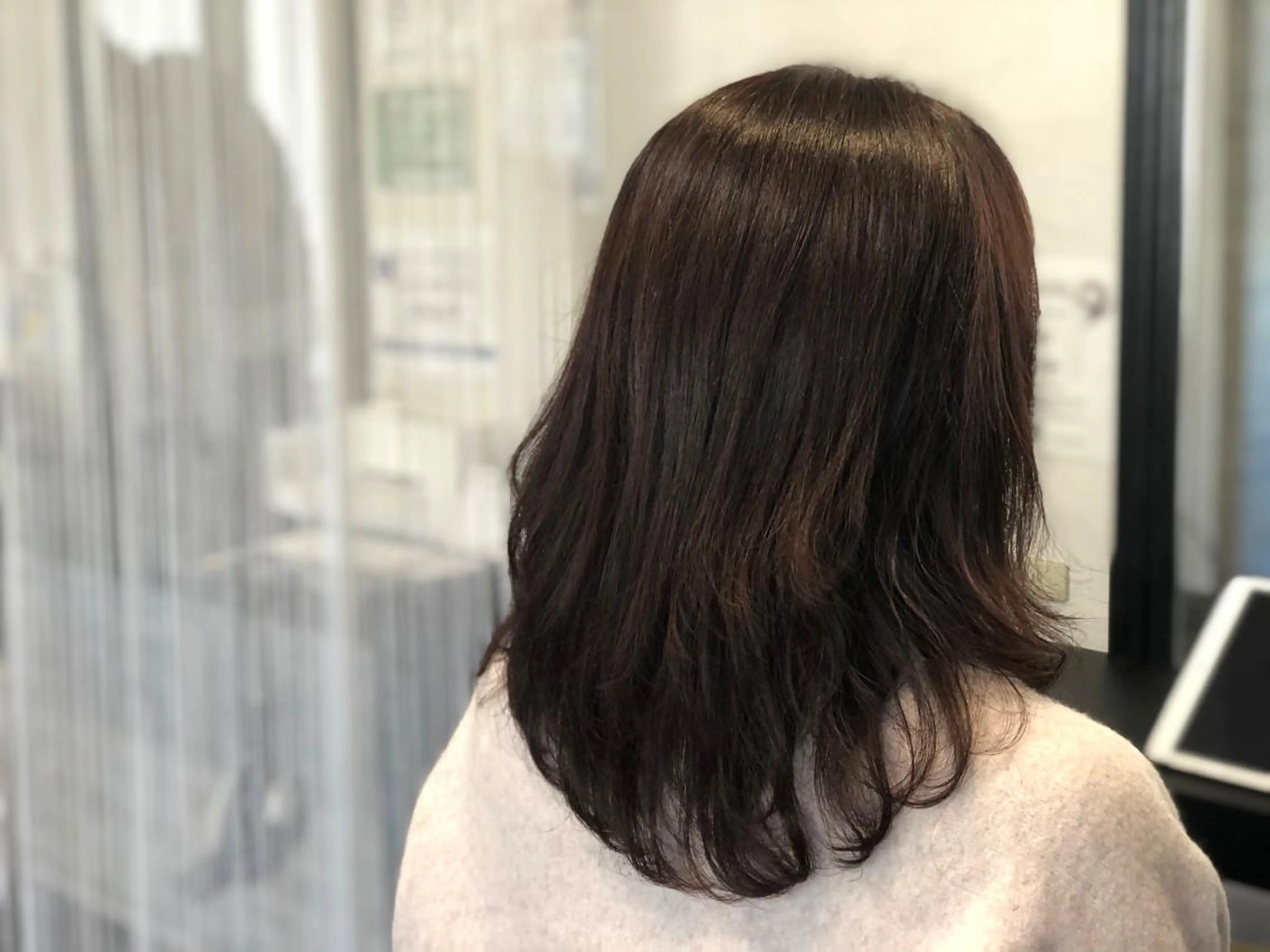 ミディアム カラー 若泉 真梨のヘアスタイル