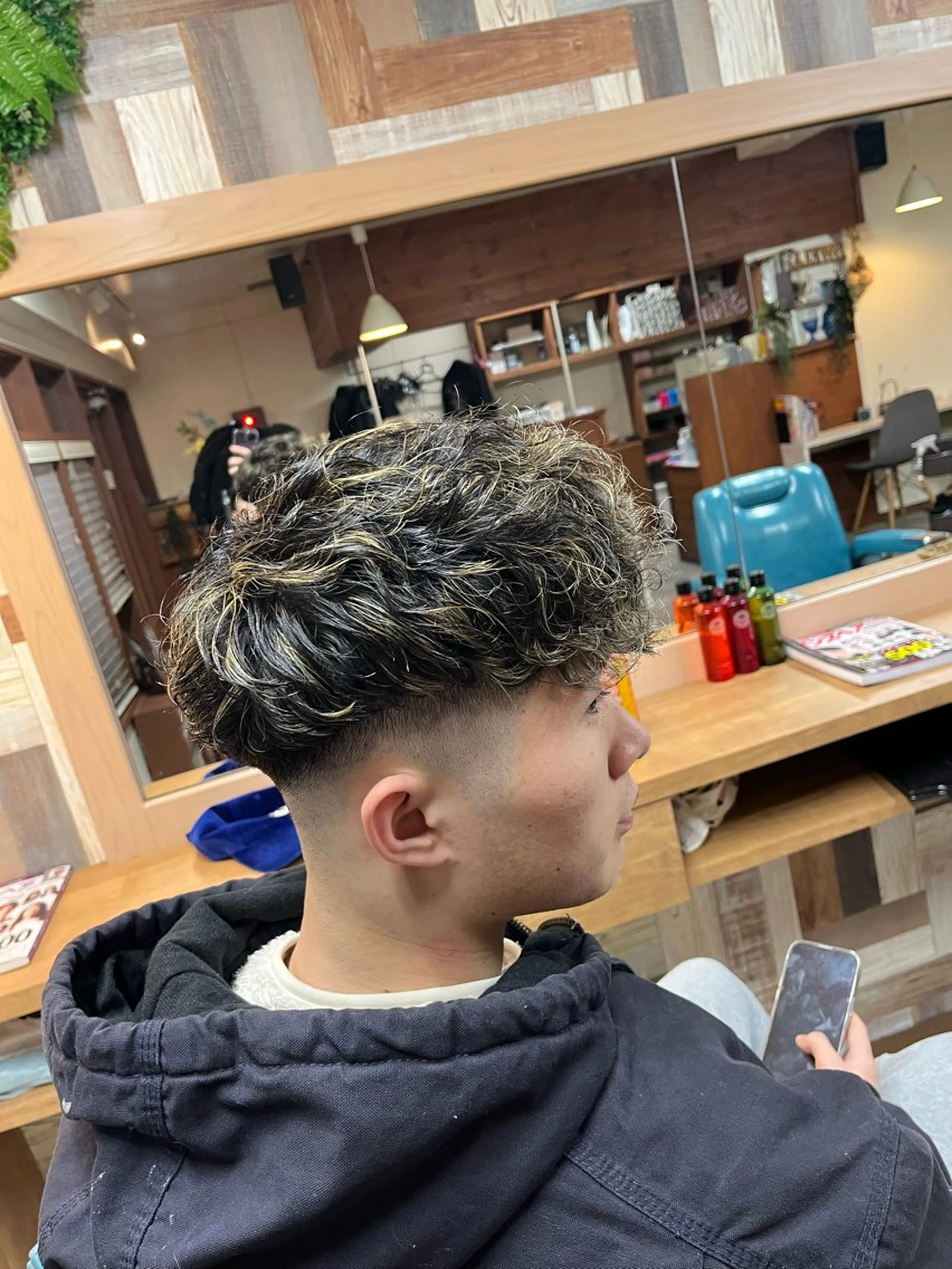 ミディアム パーマ メンズ ミディアムパーマ フェードカット メンズパーマ スペインカール 刈り上げ ヘアカラー パーマ SWELL-WHITE-所属・SWELL  高峰 将生  メンズ専門のヘアスタイル