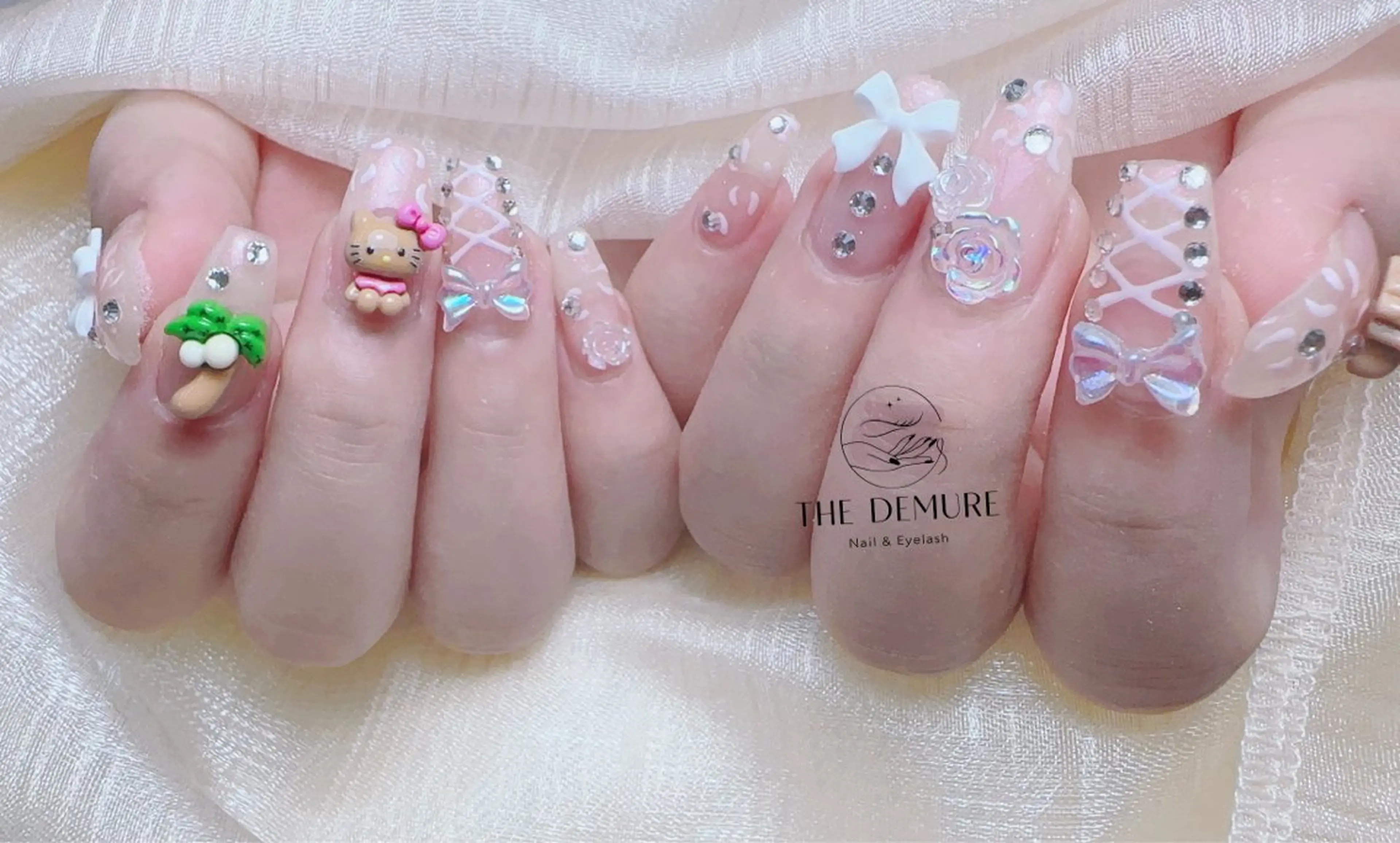 ネイル アートネイル キラキラネイル 韓国ネイル 水色 ロングネイル ハンドネイル ハンドケア NailDemure 【銀座店】のネイルデザイン