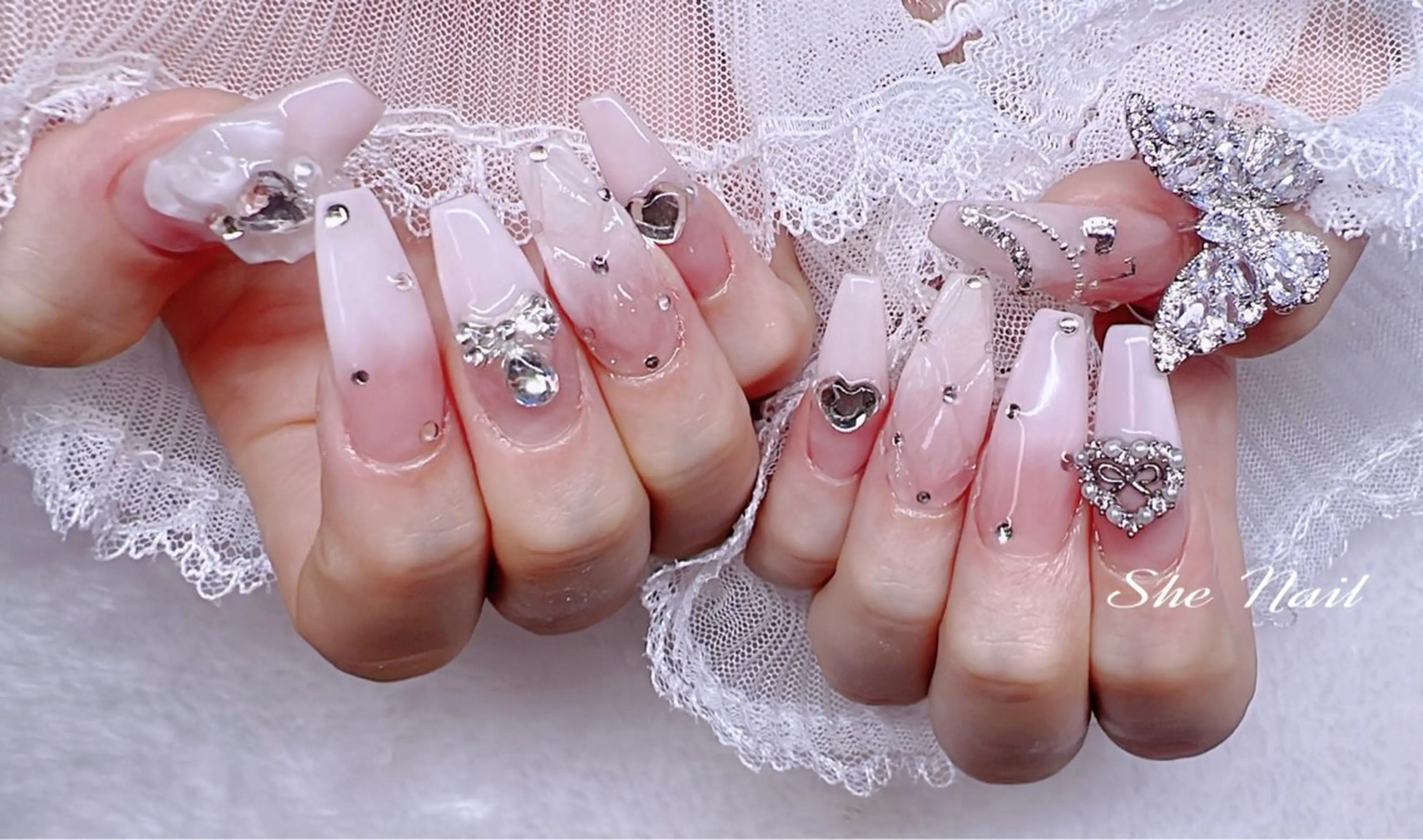 ネイル チークネイル 長さ出し フレンチネイル グラデーション キラキラネイル ハンドネイル She   Nail所属・ISA_ BELLAのネイルデザイン