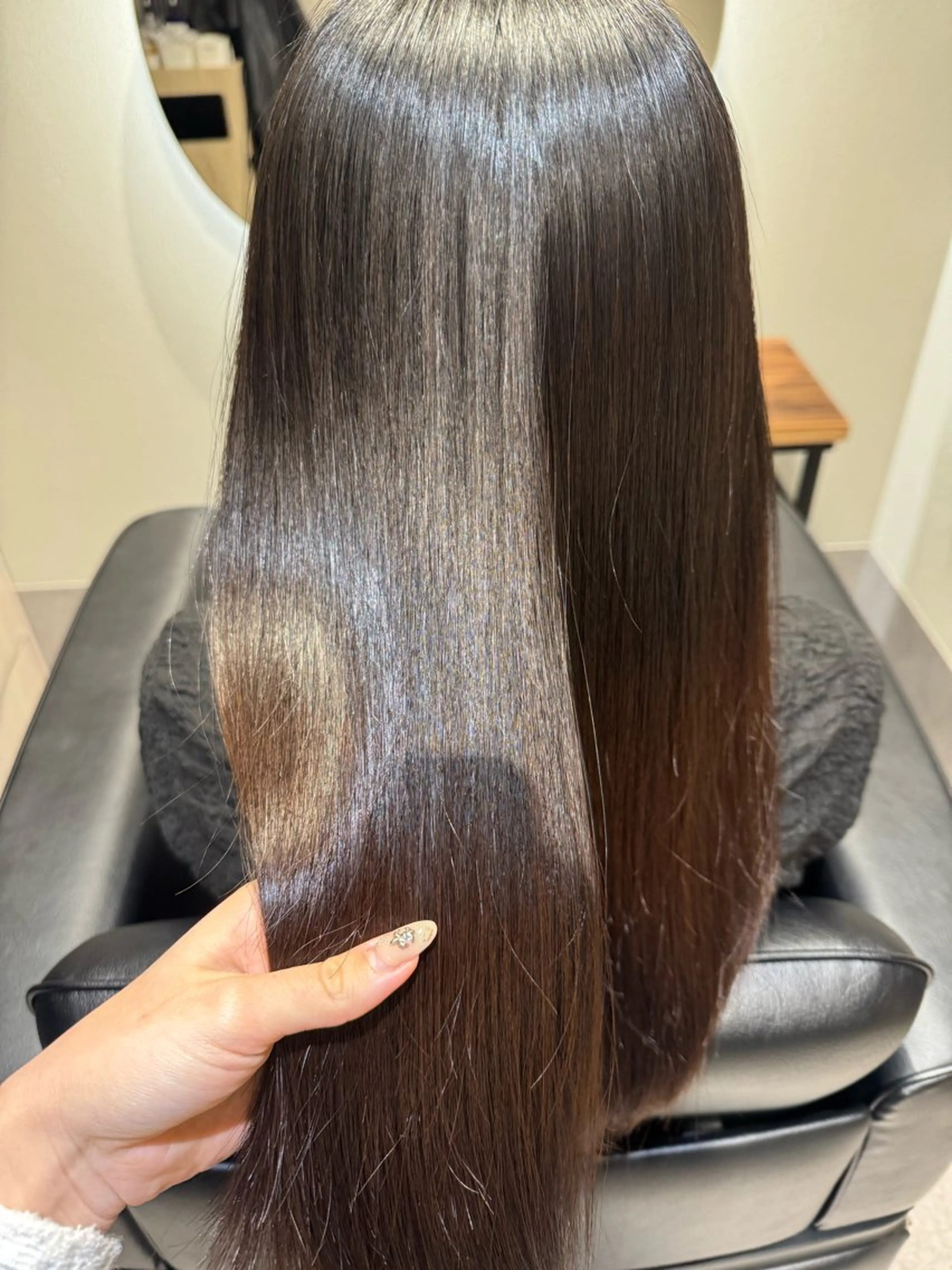 ロング NAVY 橋本心 縮毛矯正のヘアスタイル