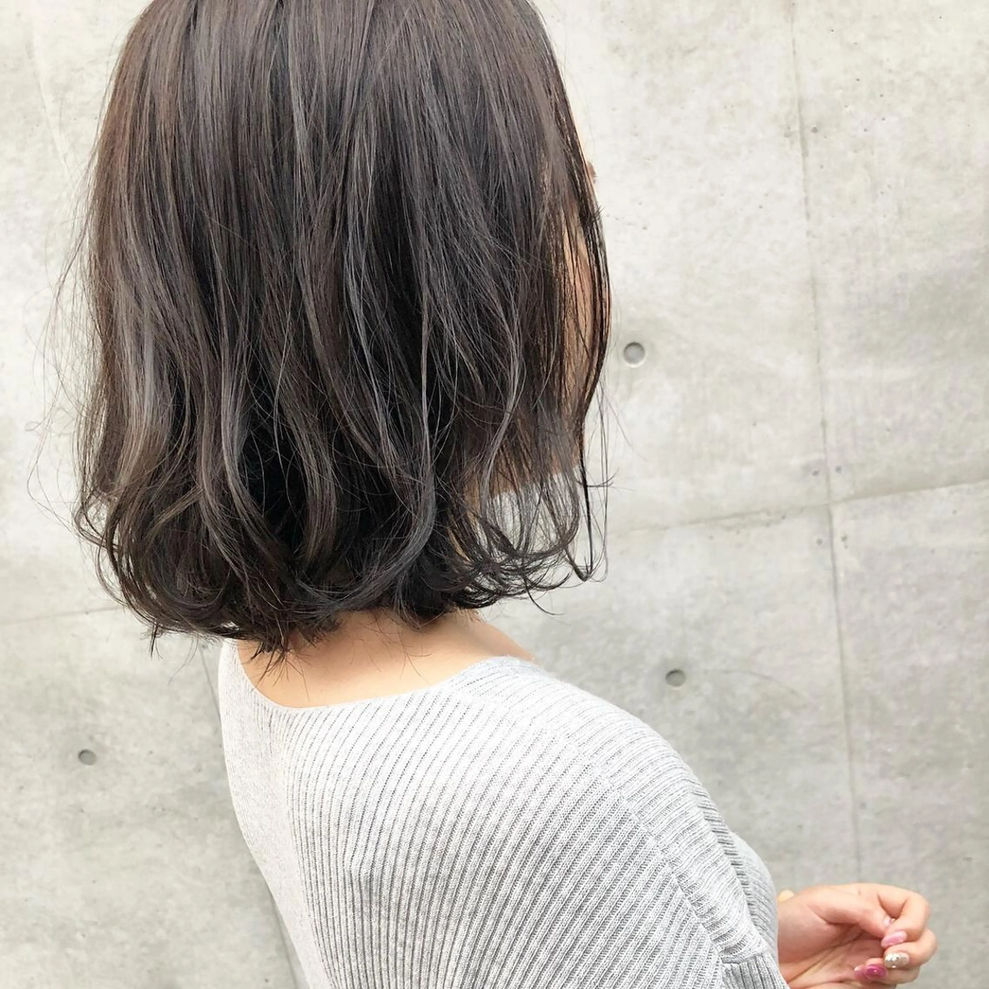 ミディアム カラー THE DAY所属・AKI HASHIMOTOのヘアスタイル