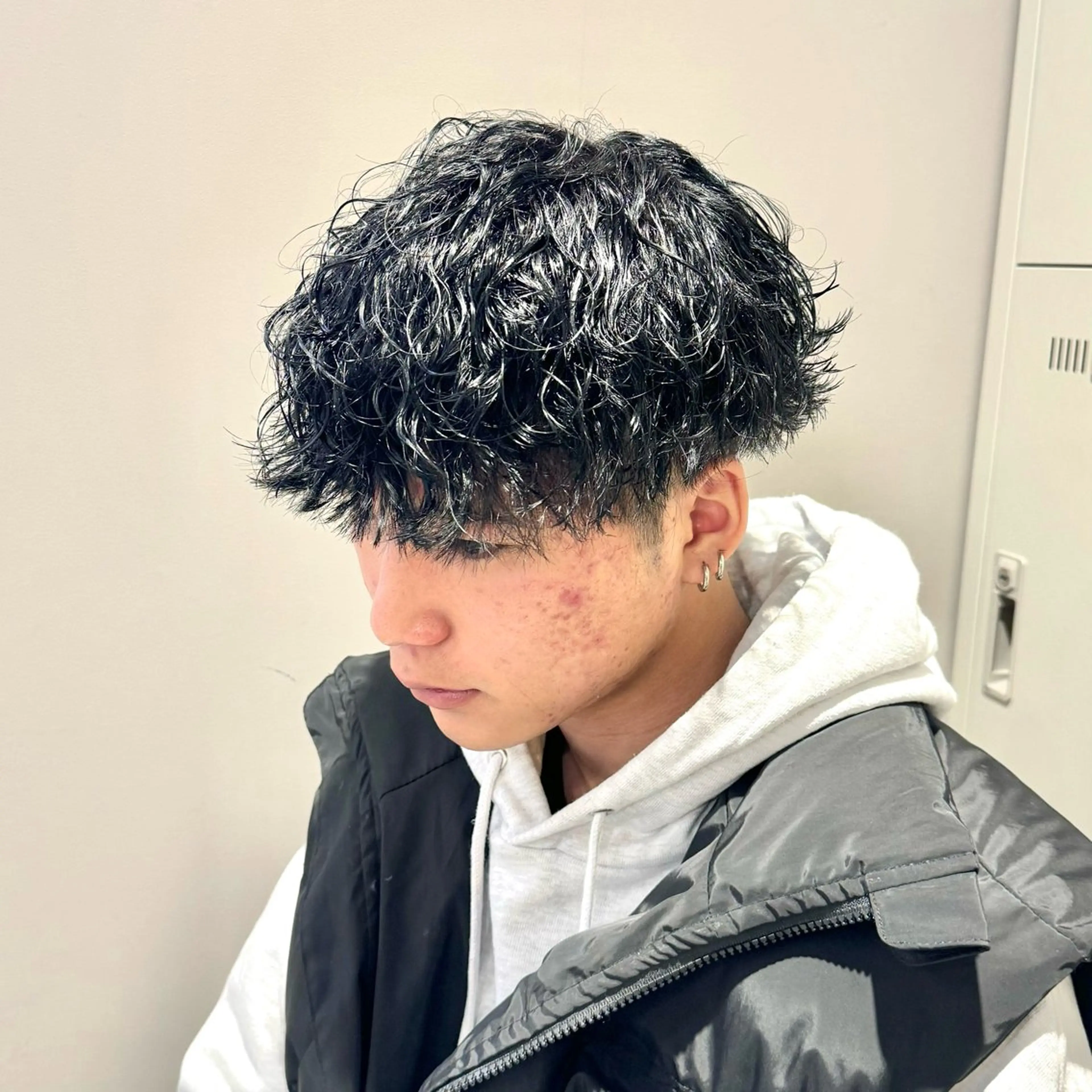 ミディアム パーマ ヘアアレンジ メンズ ミディアムパーマ メンズパーマ 波巻きパーマ 顔まわりカット の達人のヘアスタイル