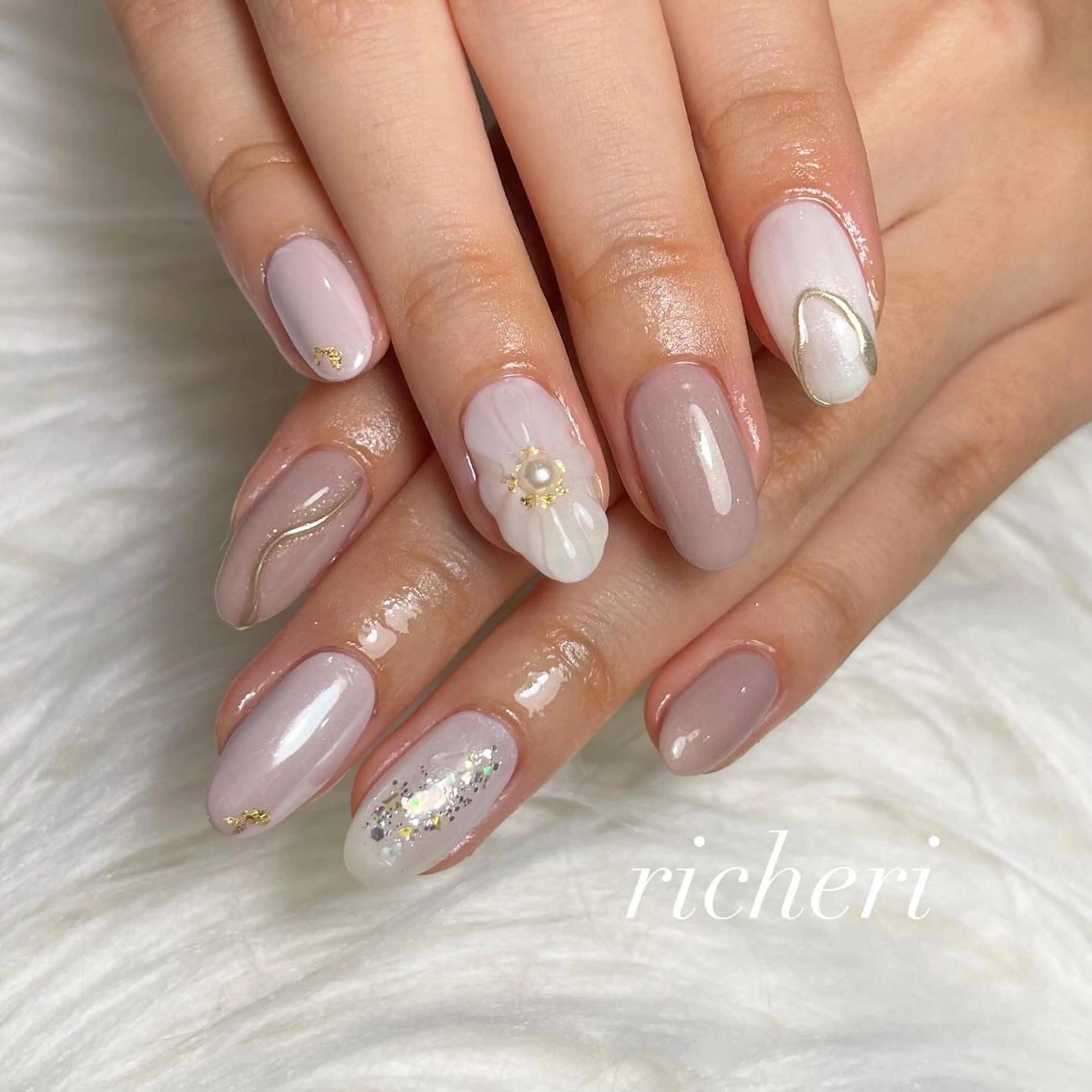 ミディアム ネイル 韓国風ヘア アートネイル フラワーネイル フレンチネイル ジェルネイル richeri beautyのエステ・リラクイメージ