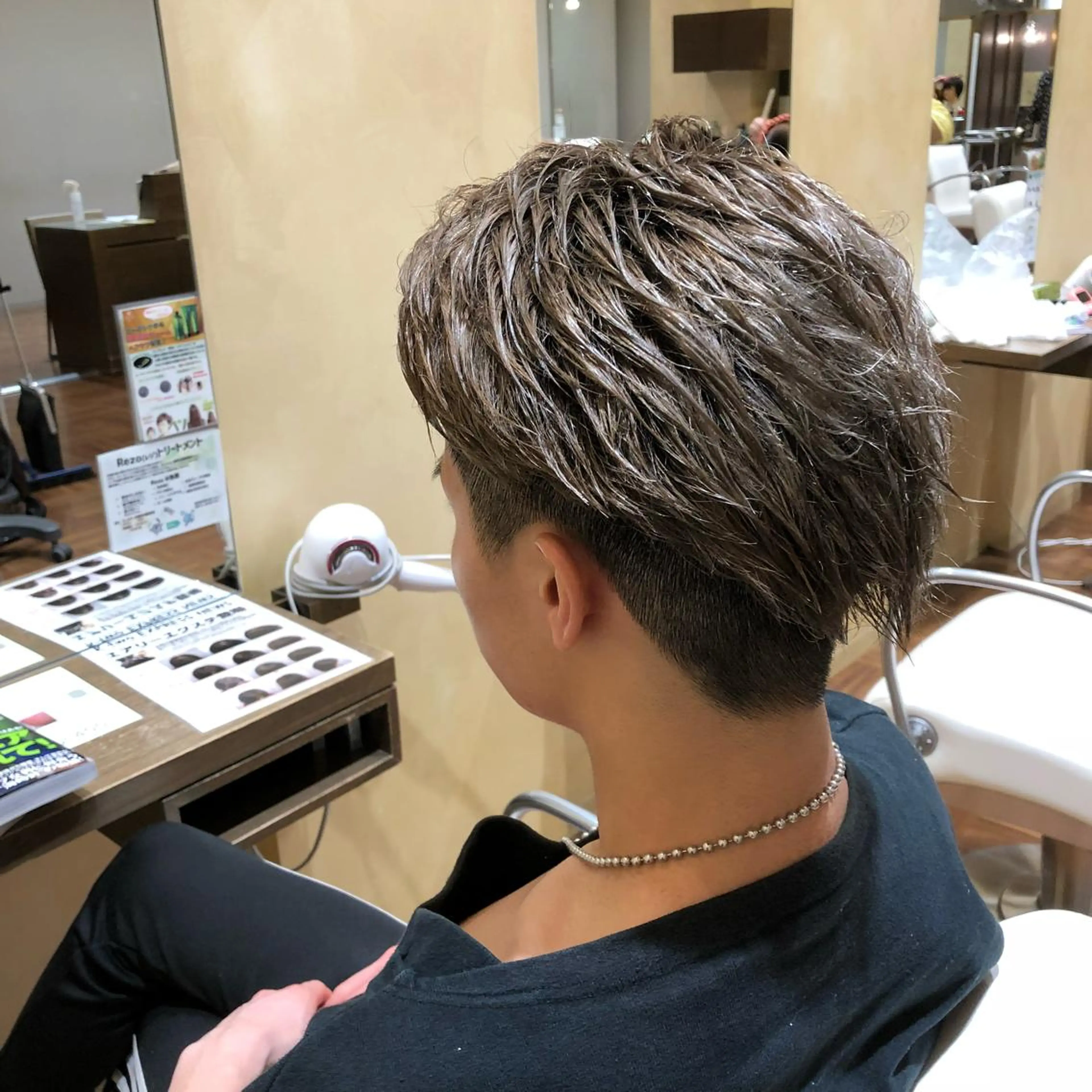 カラー メンズ シルバー 内藤 裕真  k-twoのヘアスタイル