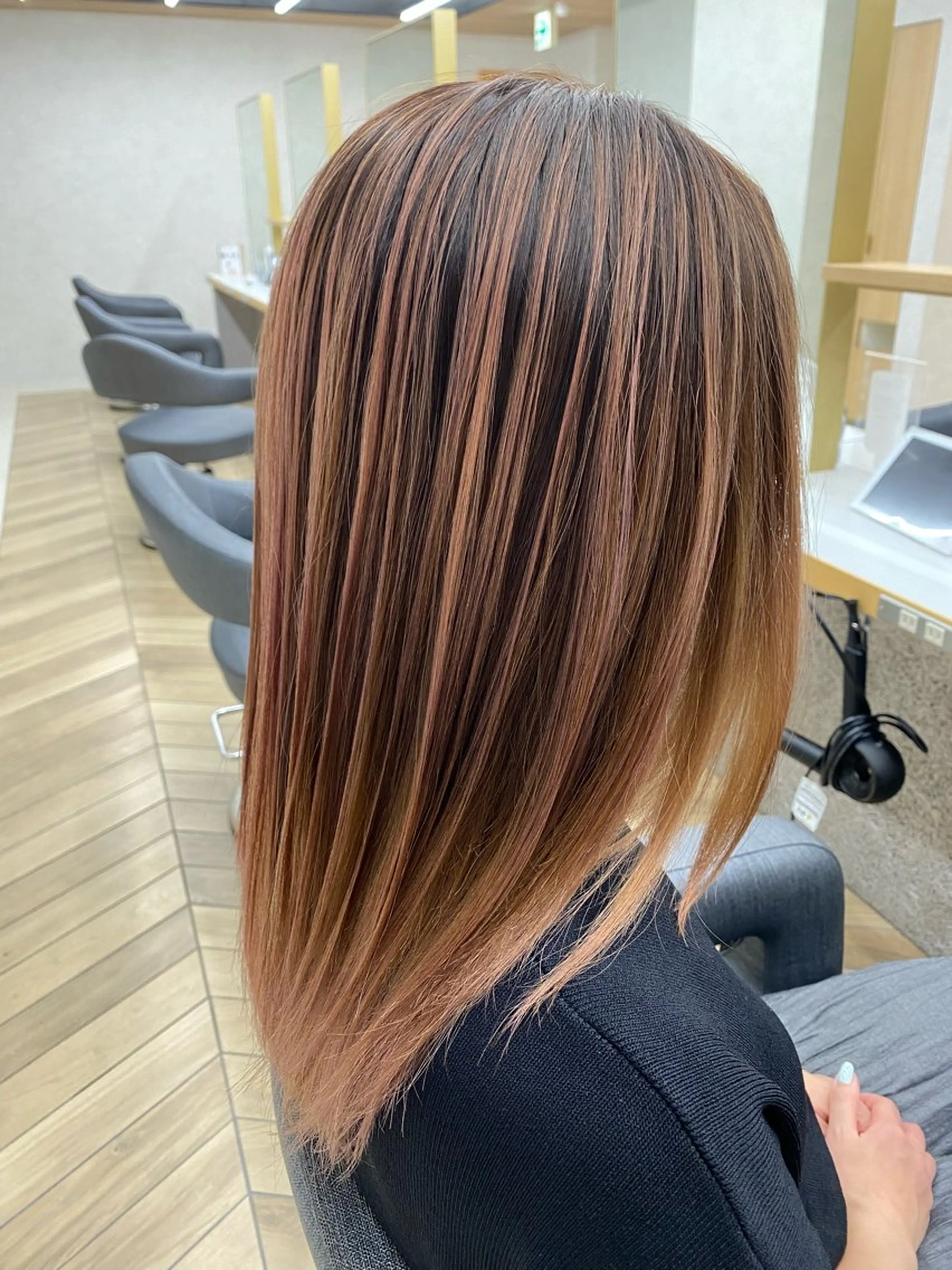 👩‍🦳ハイライト+艶カラー+トリートメントの写真