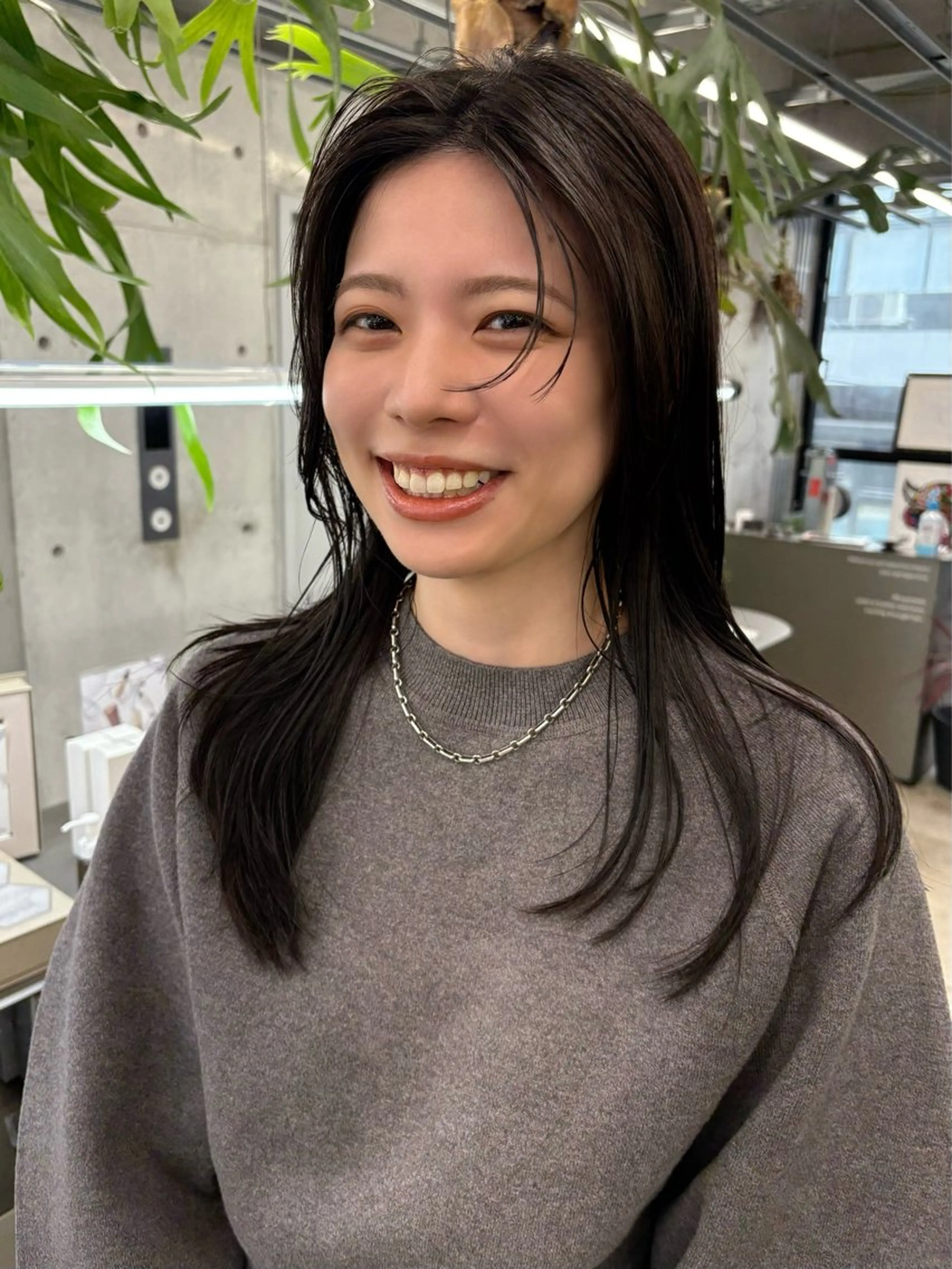 ミディアム カラー 顔まわりレイヤー レイヤーカット カット トリートメント 似合わせカット レイヤーボブウルフのヘアスタイル