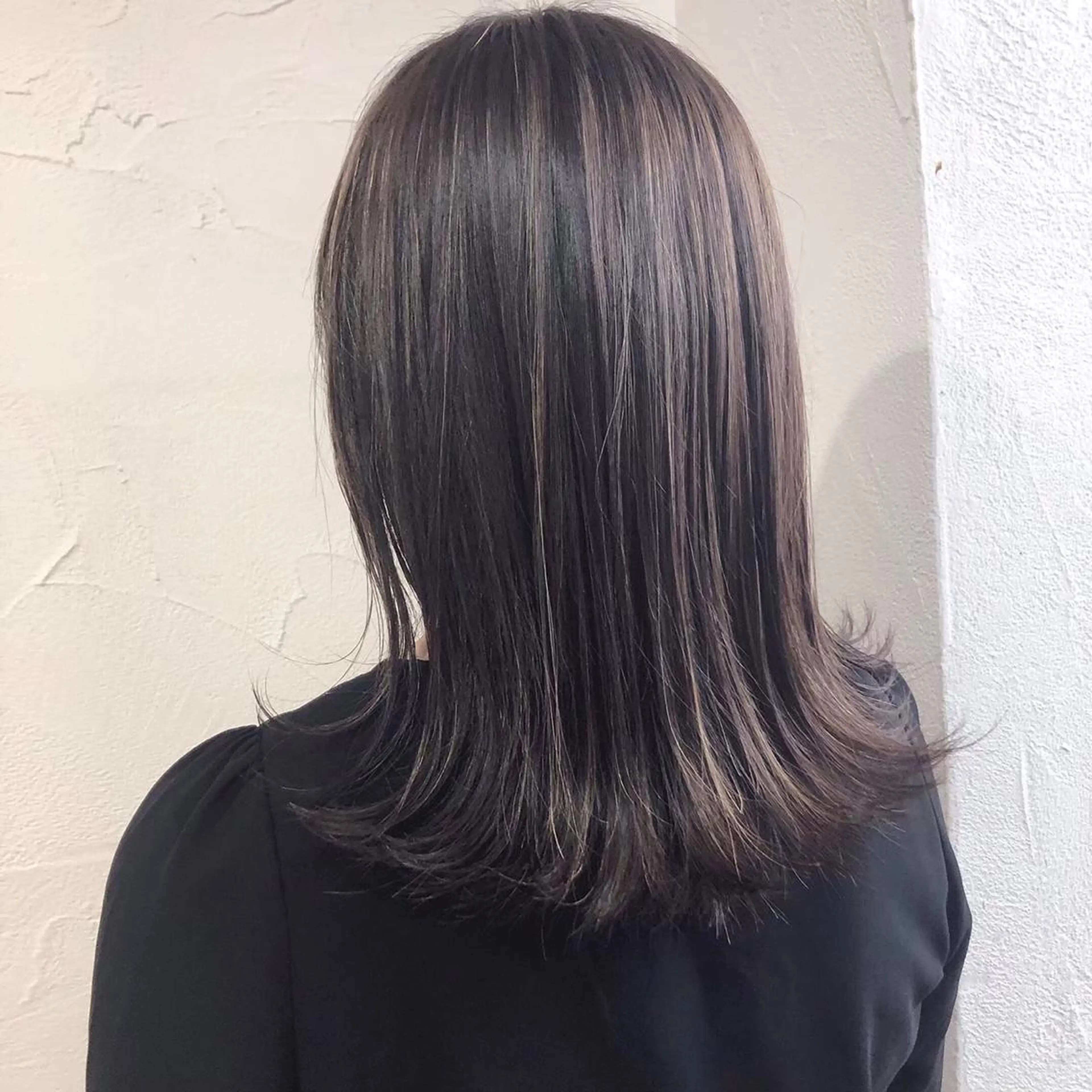 セミロング カラー アッシュ ダークアッシュ ハイライトカラー シルバー シルバーアッシュ 藤井 貴美子のヘアスタイル