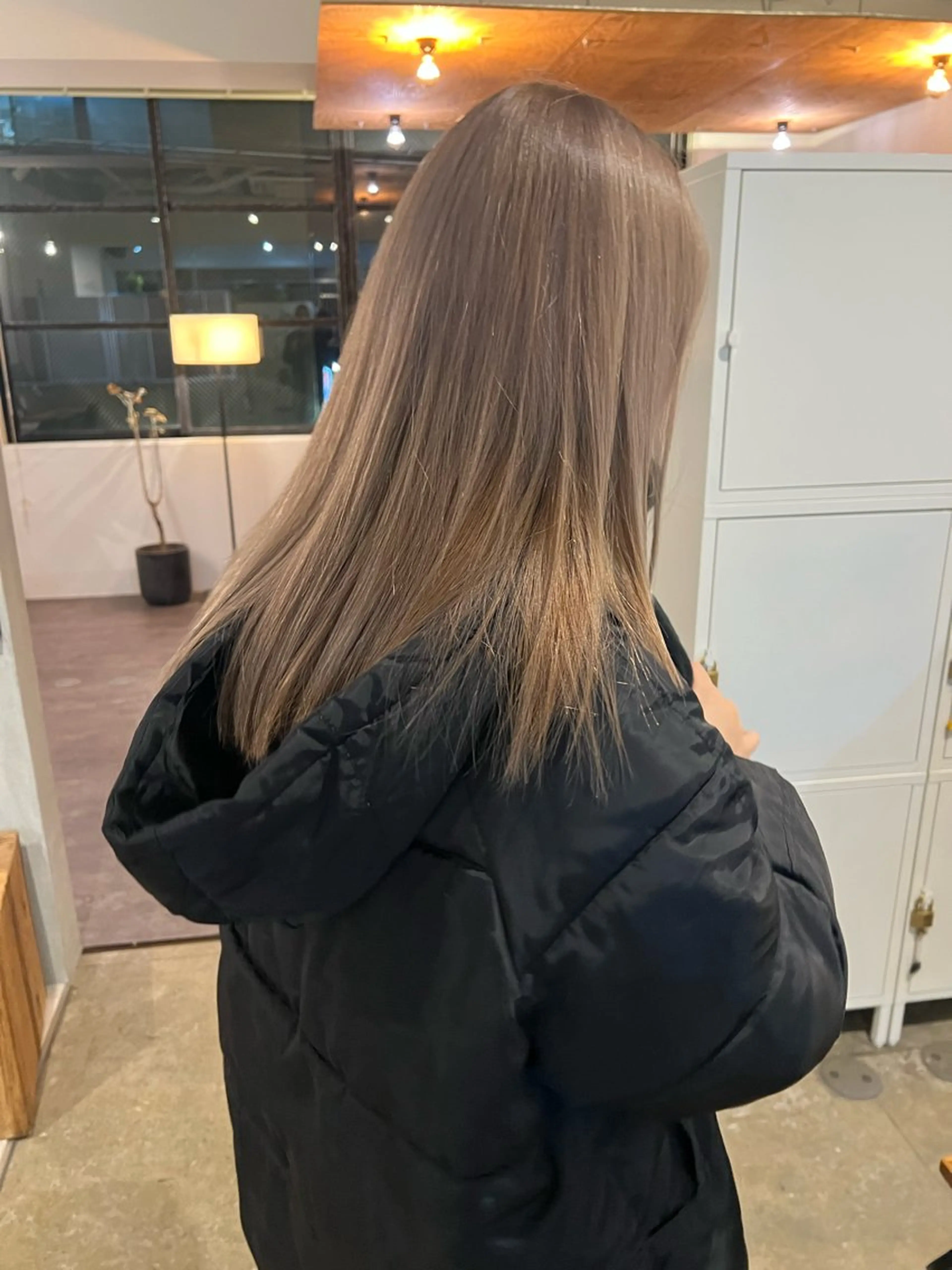 ミディアム カラー ブリーチ 透明感カラー グレージュ SHE. sakae所属・すみか / カットモデル募集のヘアスタイル