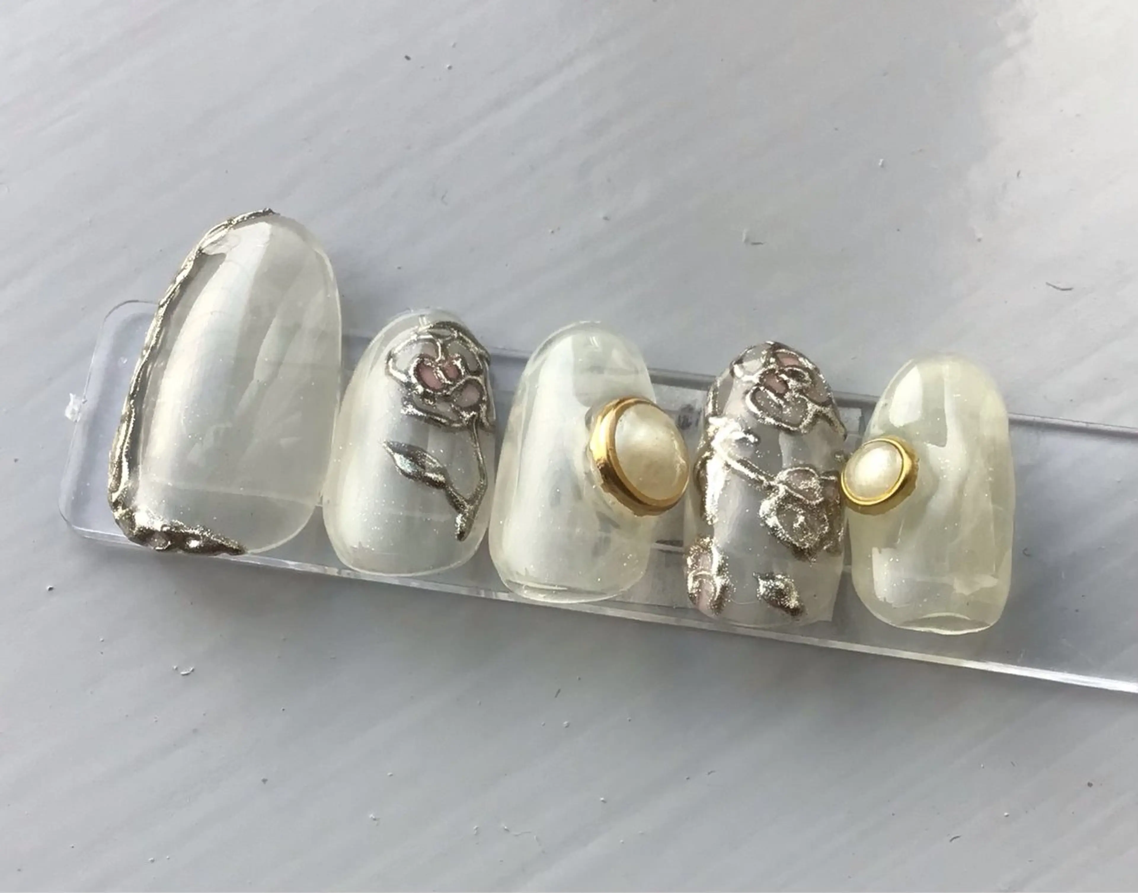 ネイル ガーリー ゴールド オフィスネイル ハンドネイル Roger 舞のネイルデザイン