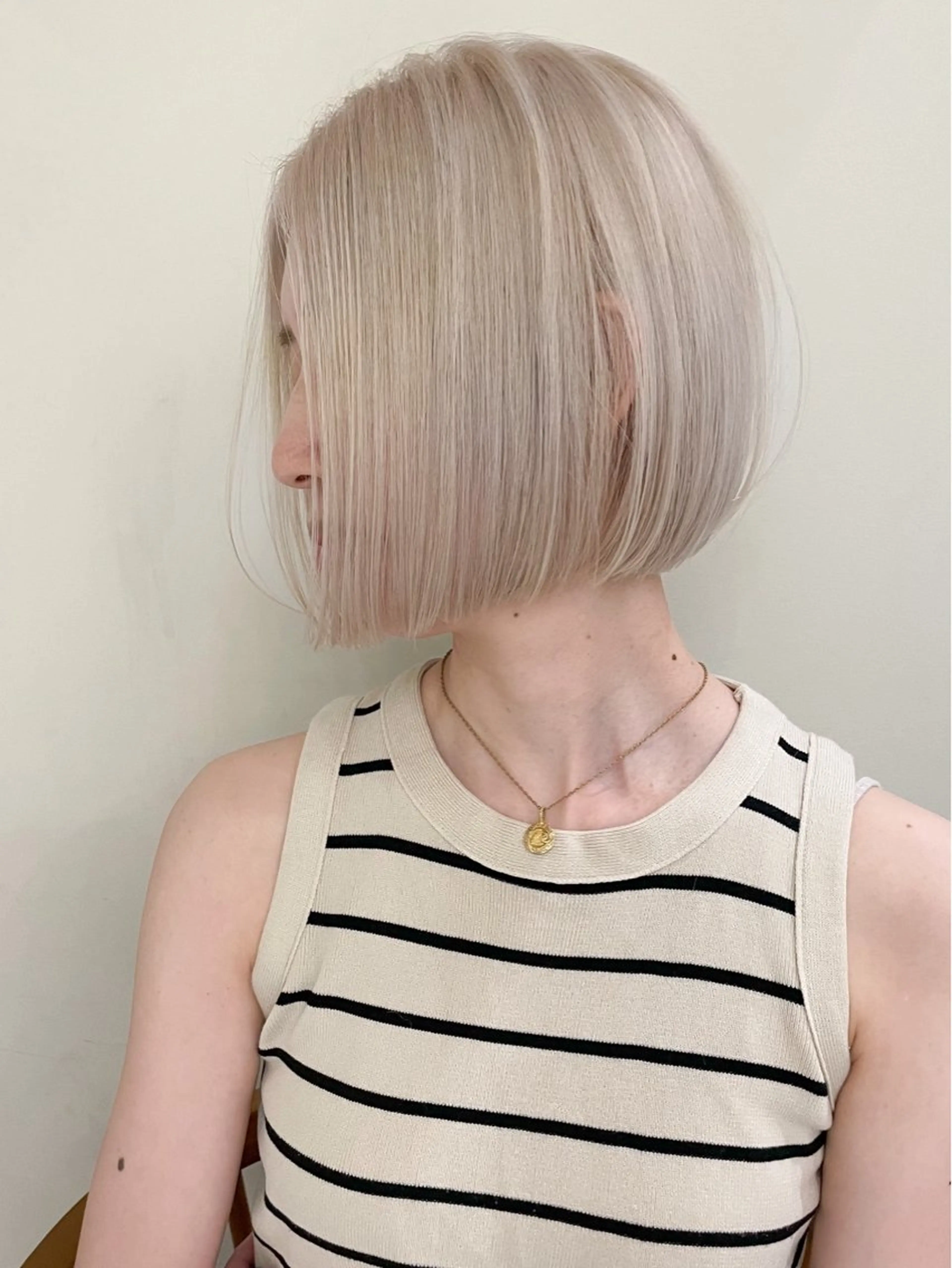 ショート カラー ブリーチ ブロンド ホワイトブロンド 小顔ボブ jilblanカホのヘアスタイル