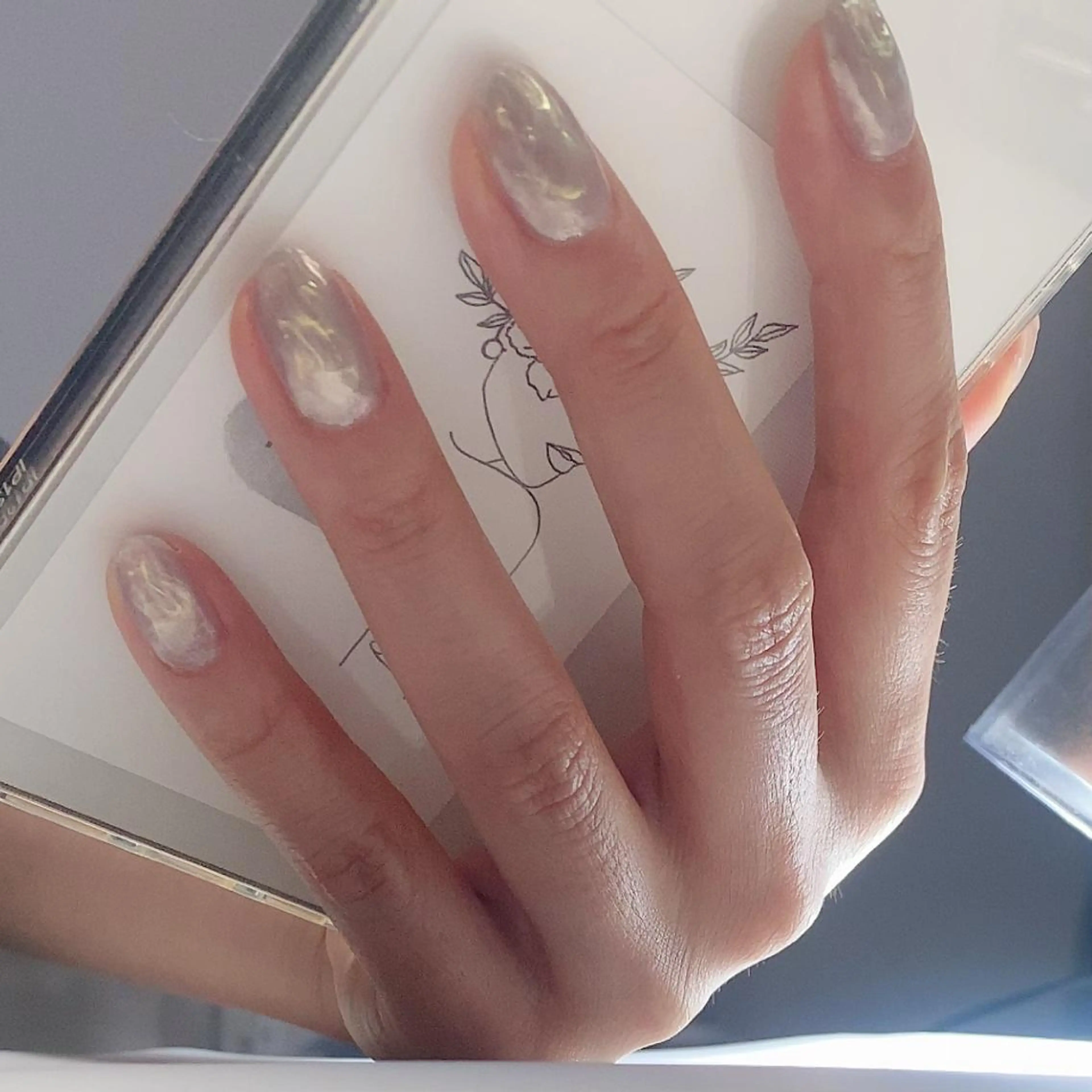 ネイル 氷ネイル・うるうるネイル ニュアンスネイル パープル 黄色 irooo 21のネイルデザイン