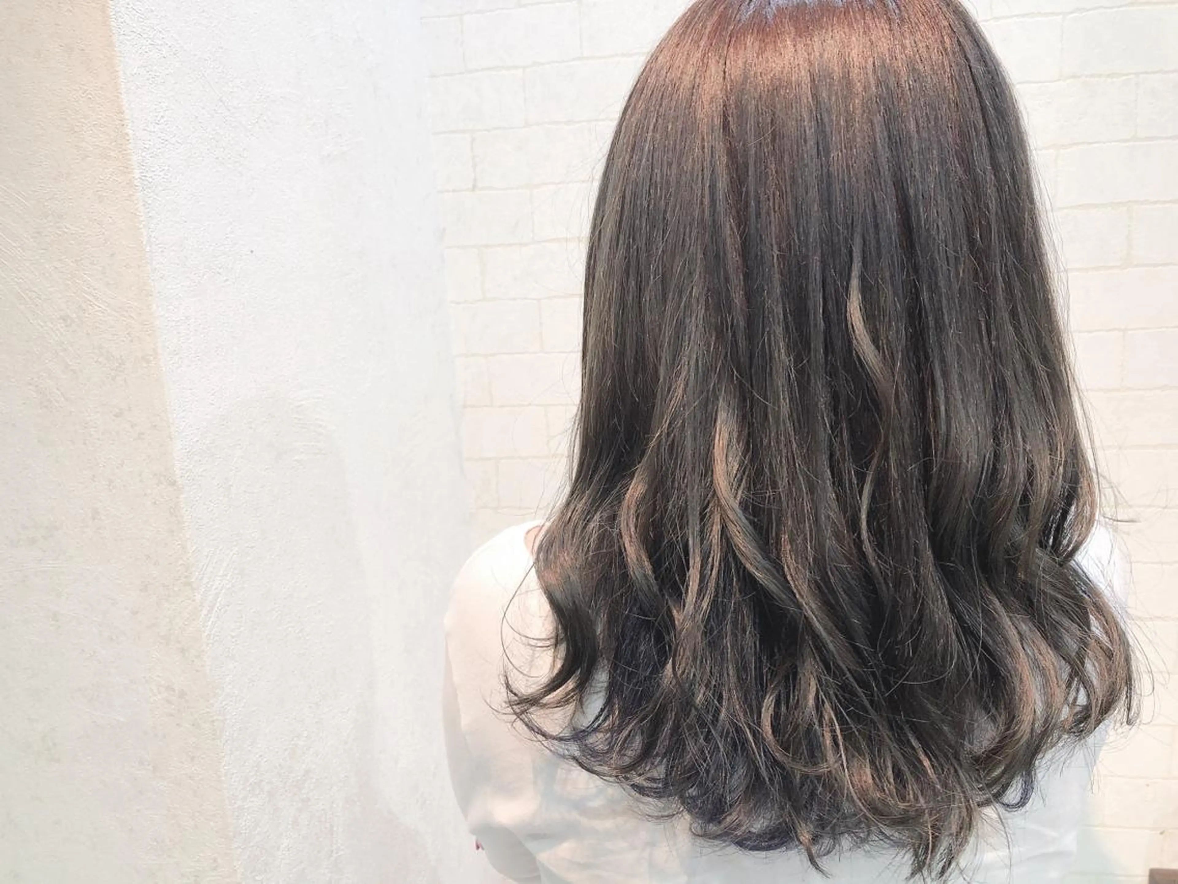 ミディアム カラー ブルーカラー グレージュ インナーカラー 小森 拓哉のヘアスタイル