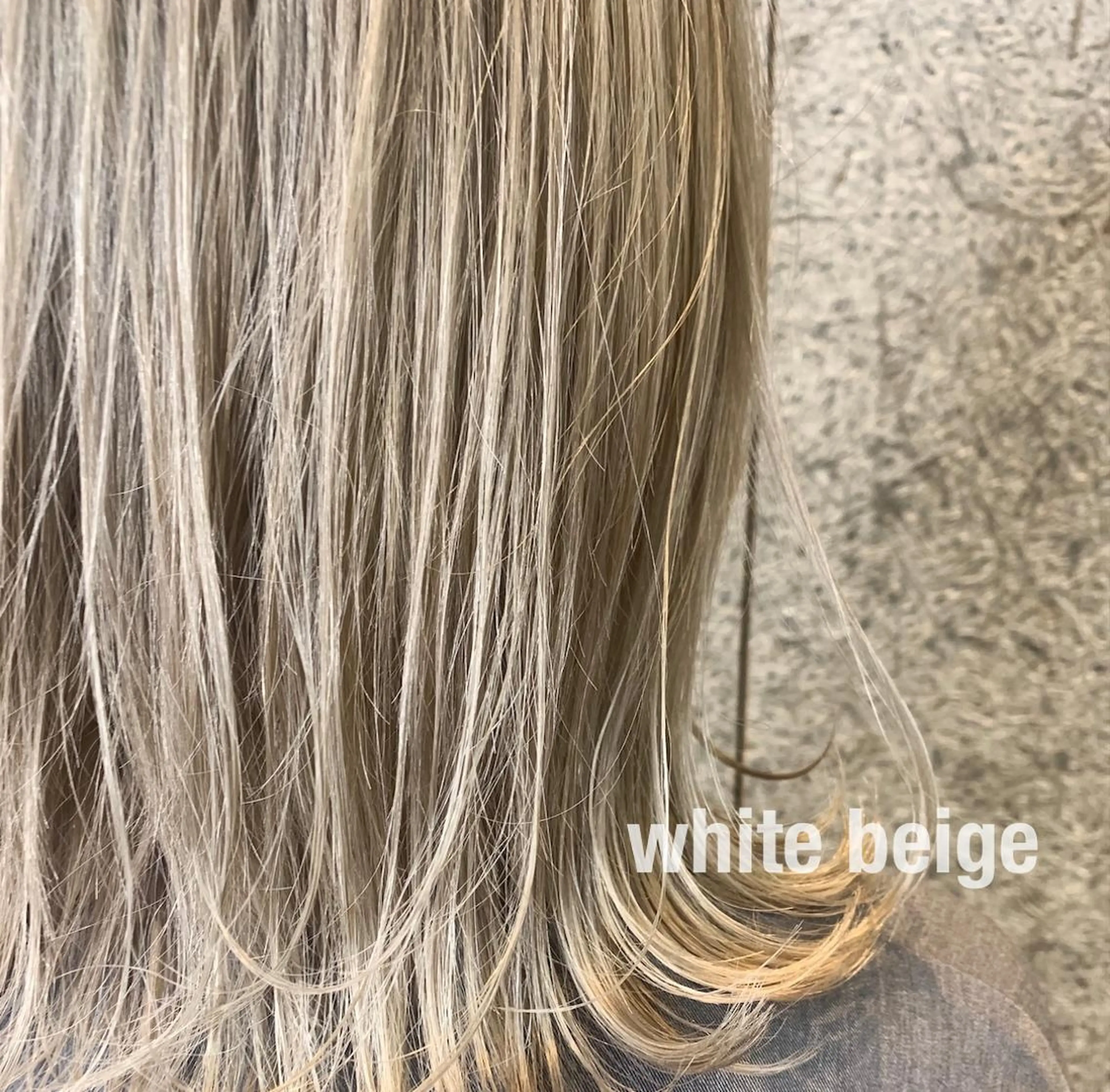 ミディアム カラー ベージュカラー ブロンド ホワイトベージュ RINA🧤 デザインとボブのヘアスタイル