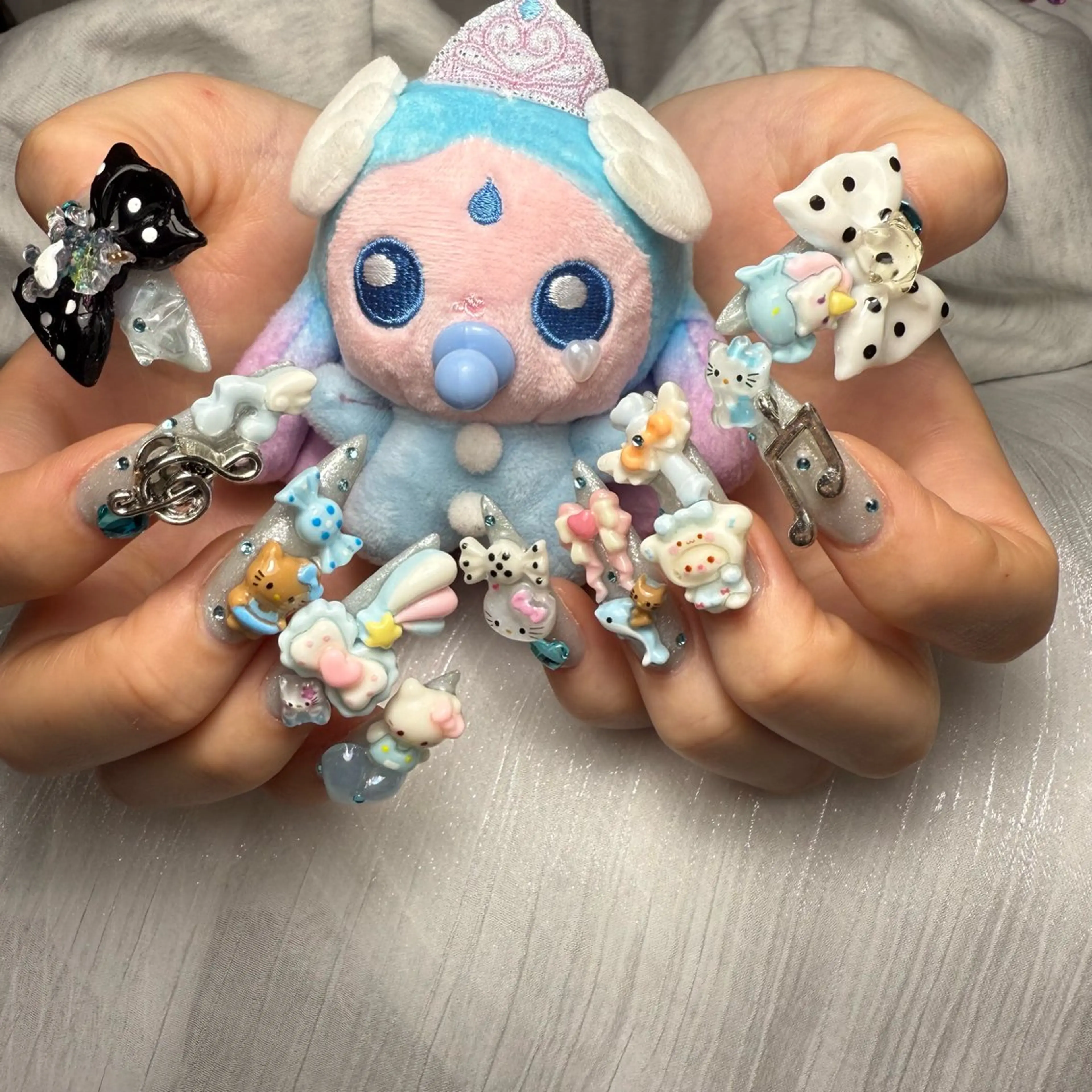 ネイル アニマル柄 オーロラネイル チークネイル フラッシュネイル ジェルネイル ハンドネイル Lyna 池袋のネイルデザイン