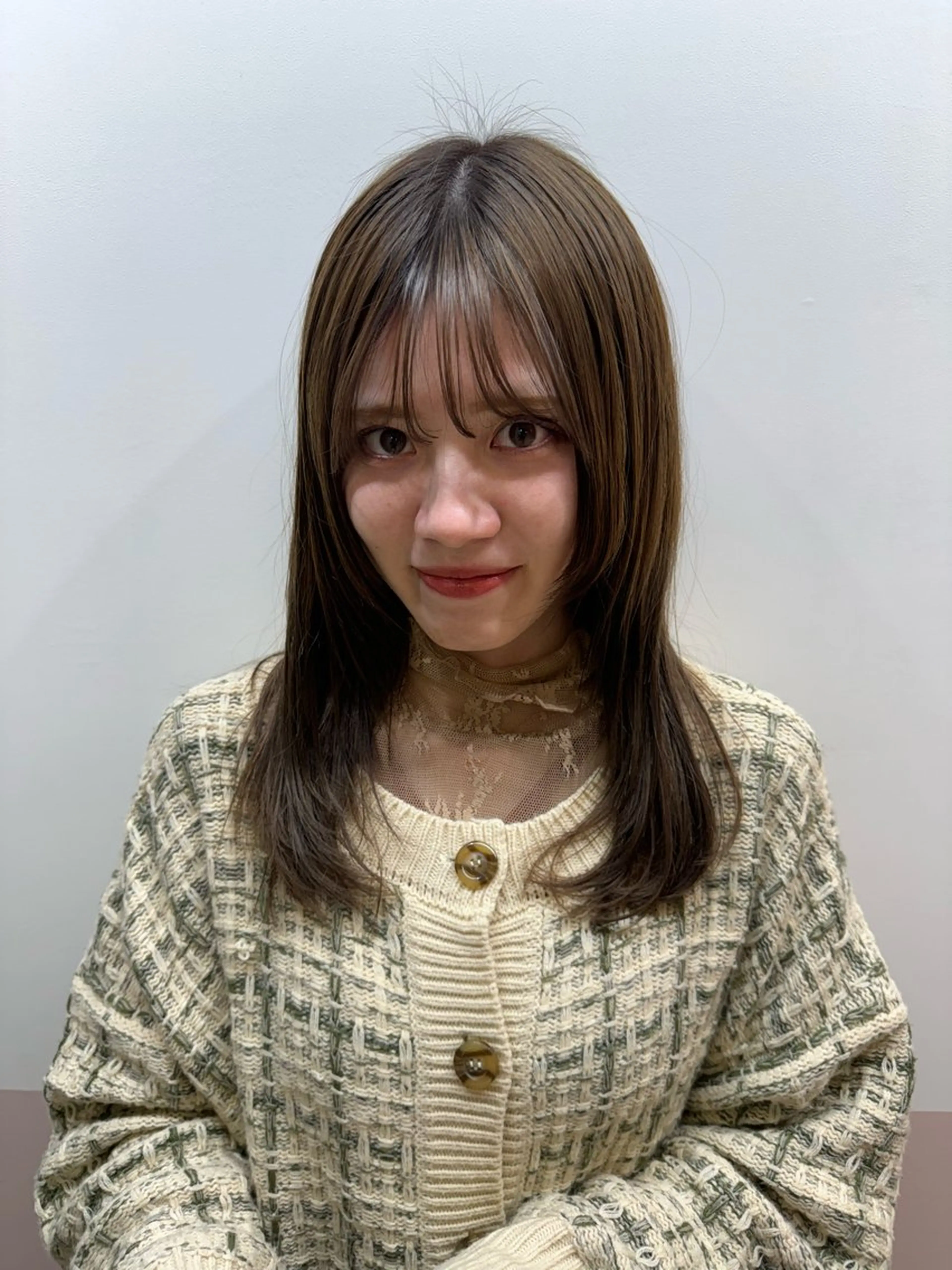 セミロング レイヤーカット 横山 滉のヘアスタイル