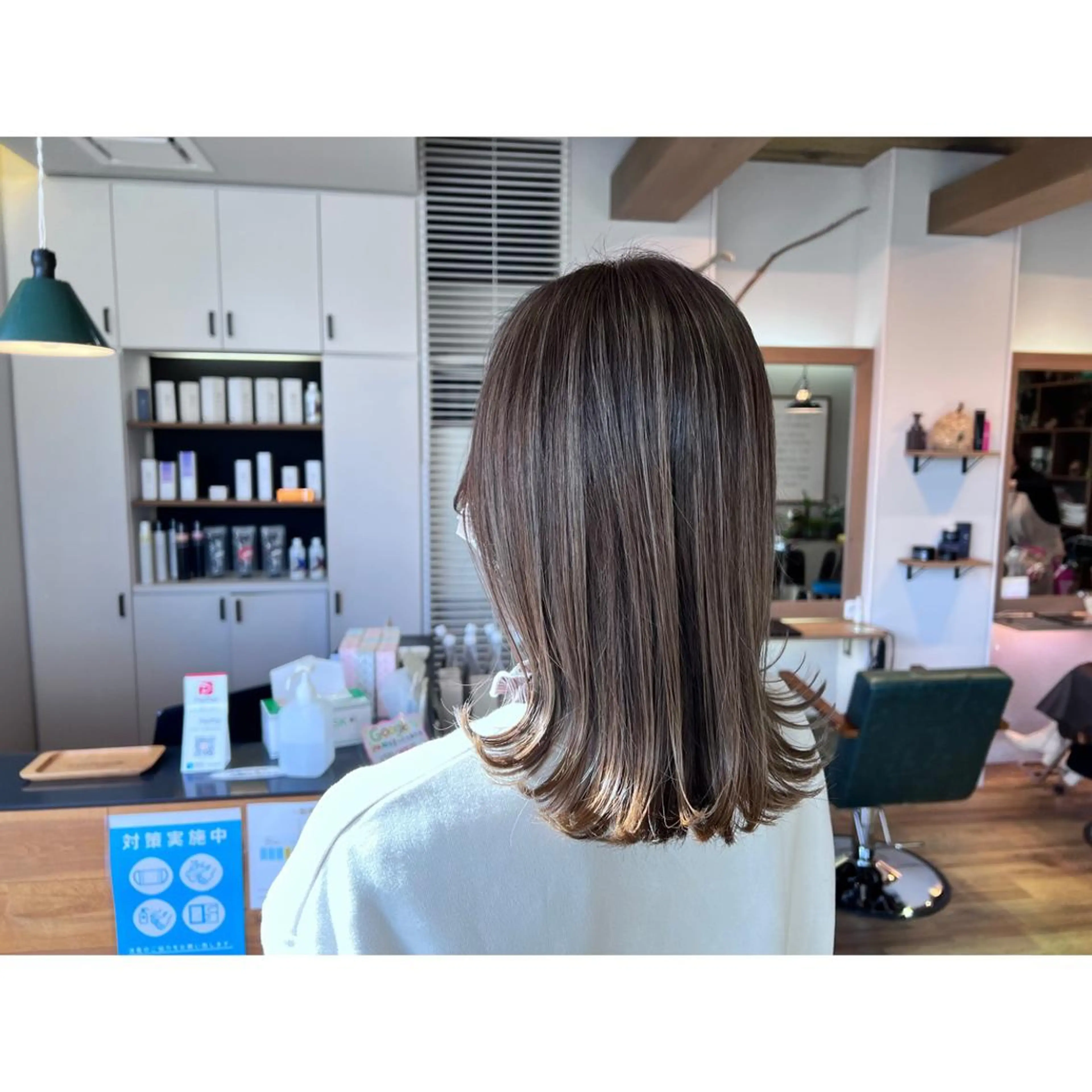 セミロング カラー アッシュ ベージュカラー ヘアカラー トリートメント ツキダテ ユイのヘアスタイル