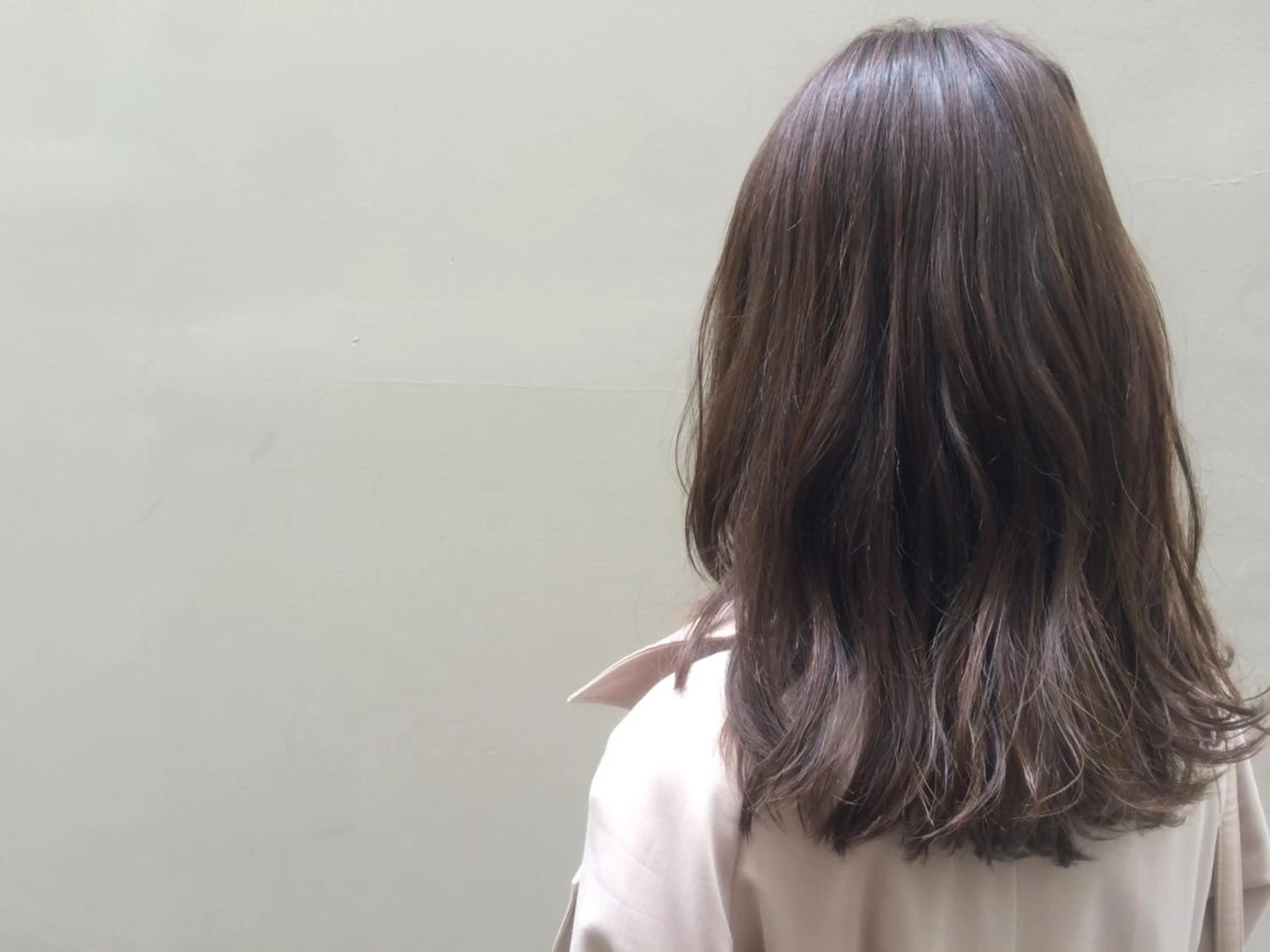 ミディアム セミロング カラー アッシュ 日々所属・谷 大地のヘアスタイル