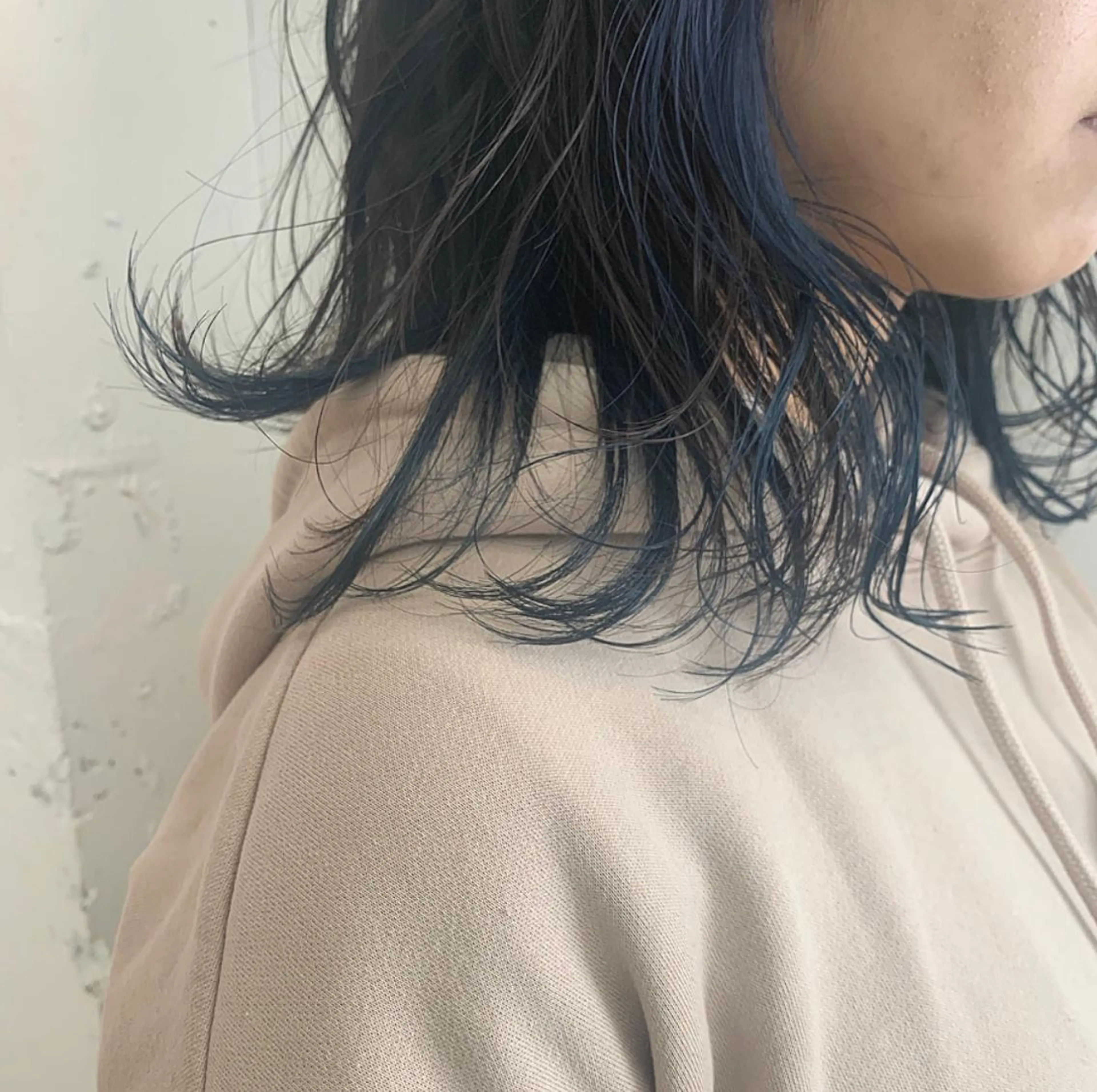 ミディアム カラー ブルーカラー iLi所属・iLi 《イリ》のヘアスタイル