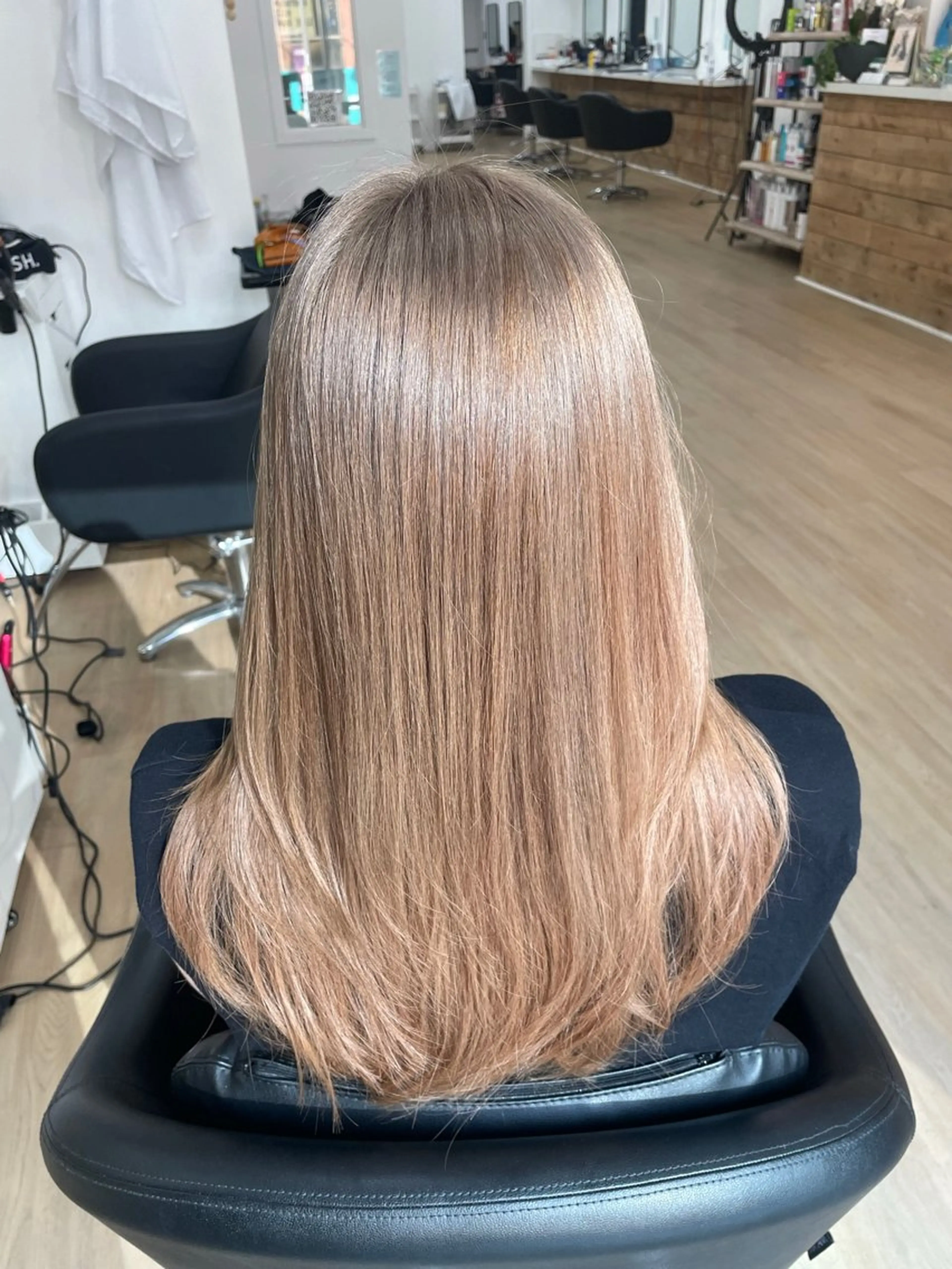 ロング カラー ベージュカラー ブリーチ ミルクティーベージュ ヘアカラー LUXBE LUCE 那覇小禄イオン店所属・LUXBE LUCE ひなののヘアスタイル