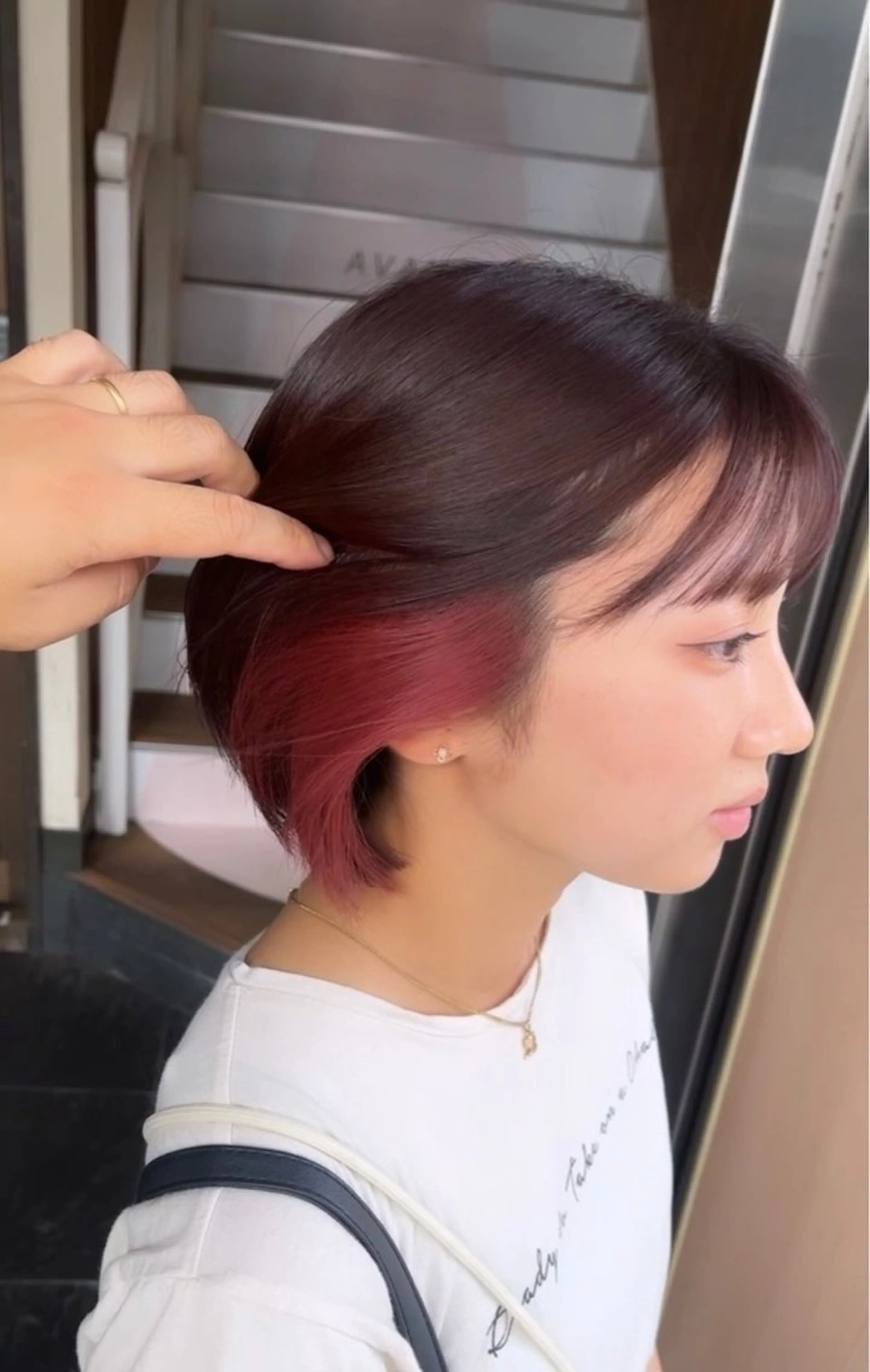 ショート カラー イヤリングカラー ピンクカラー ショートヘア ヘアカラー 【ブロンド】【ベージ ュ系】TAKUMAのヘアスタイル