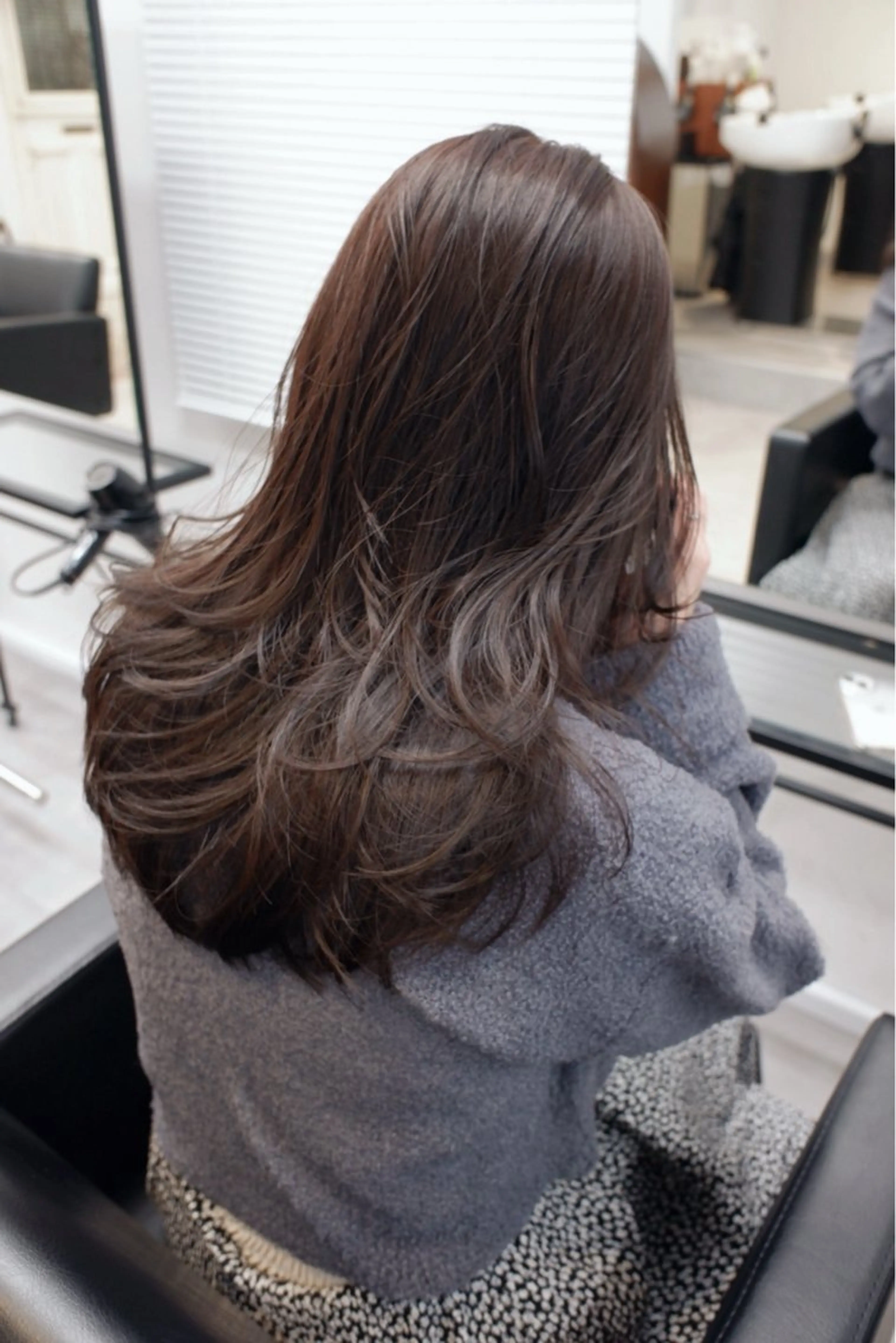 セミロング カラー 瀬利 華加のヘアスタイル