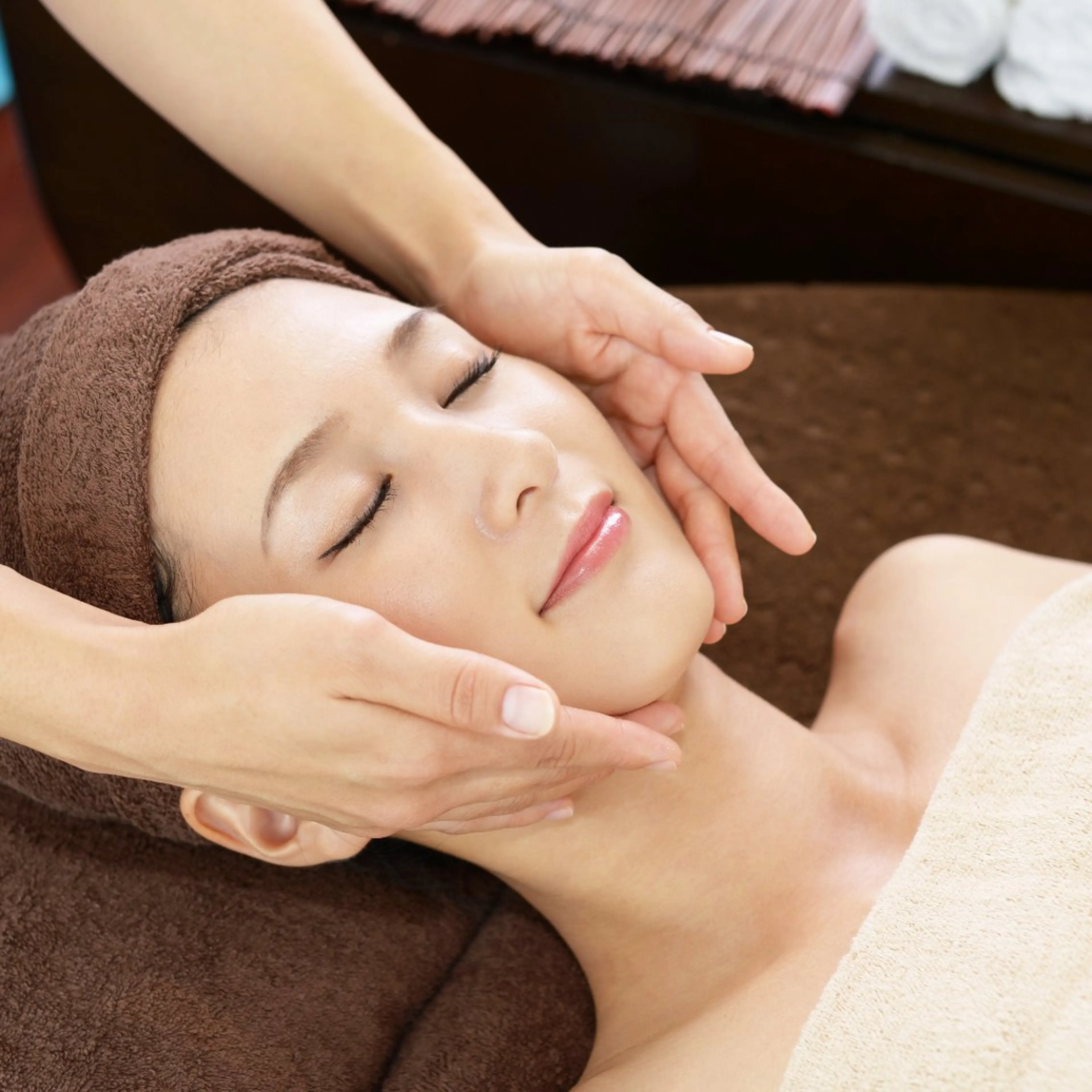 フェイシャル改善コース!デコルテ、肩甲骨周り、ヘッド付きリフトアップ効果のある人気のメニューですの写真