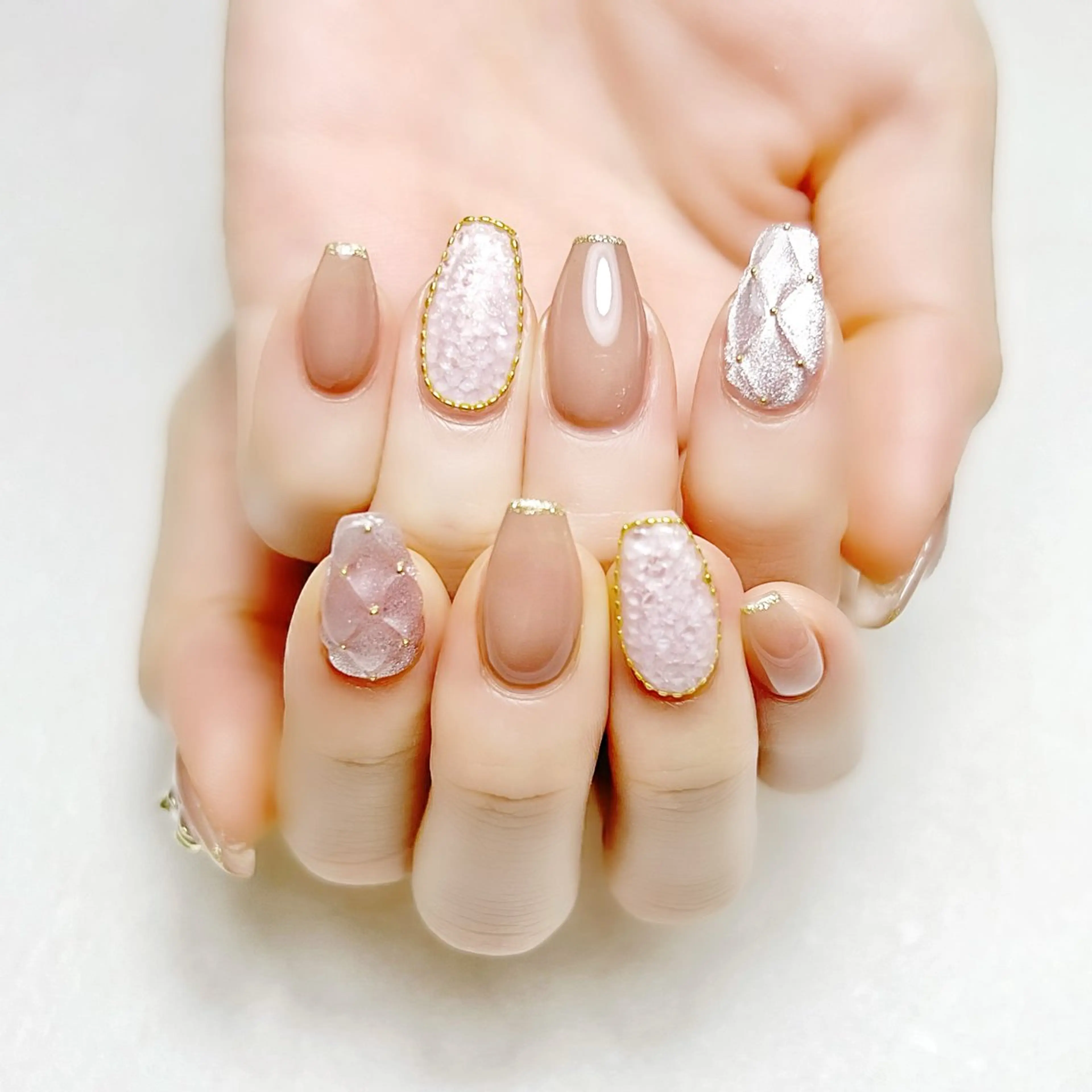 ネイル ガーリー ゴールド キラキラネイル ラメ(グリッター) マグネットネイル rouse nail RISATOのネイルデザイン