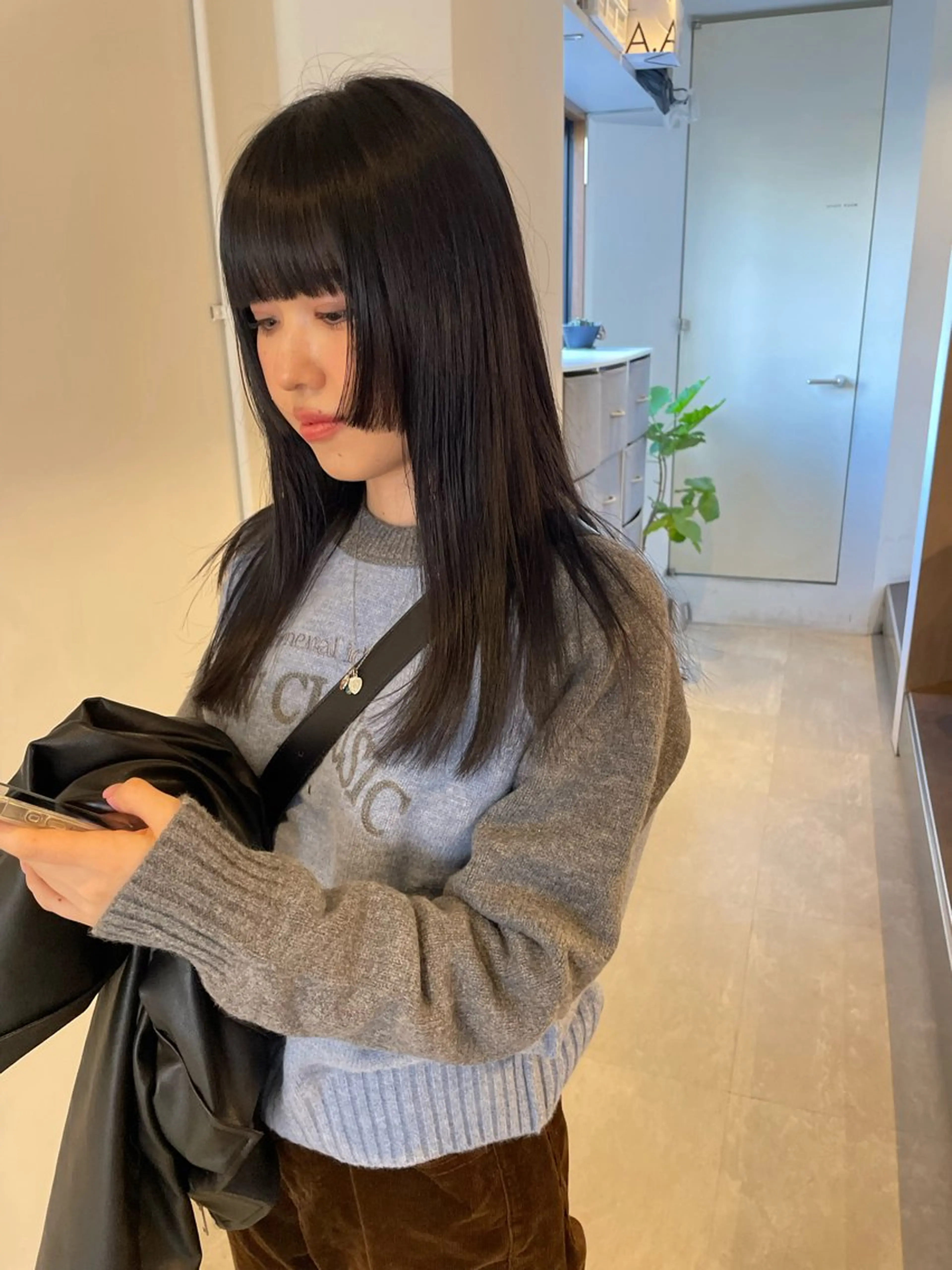 セミロング カラー 黒髪 ブルーカラー ブルーブラック 透明感カラー 顔まわりレイヤー カット ヘアカラー トリートメント MIU/ルーツカラー 顔まわりレイヤーのヘアスタイル