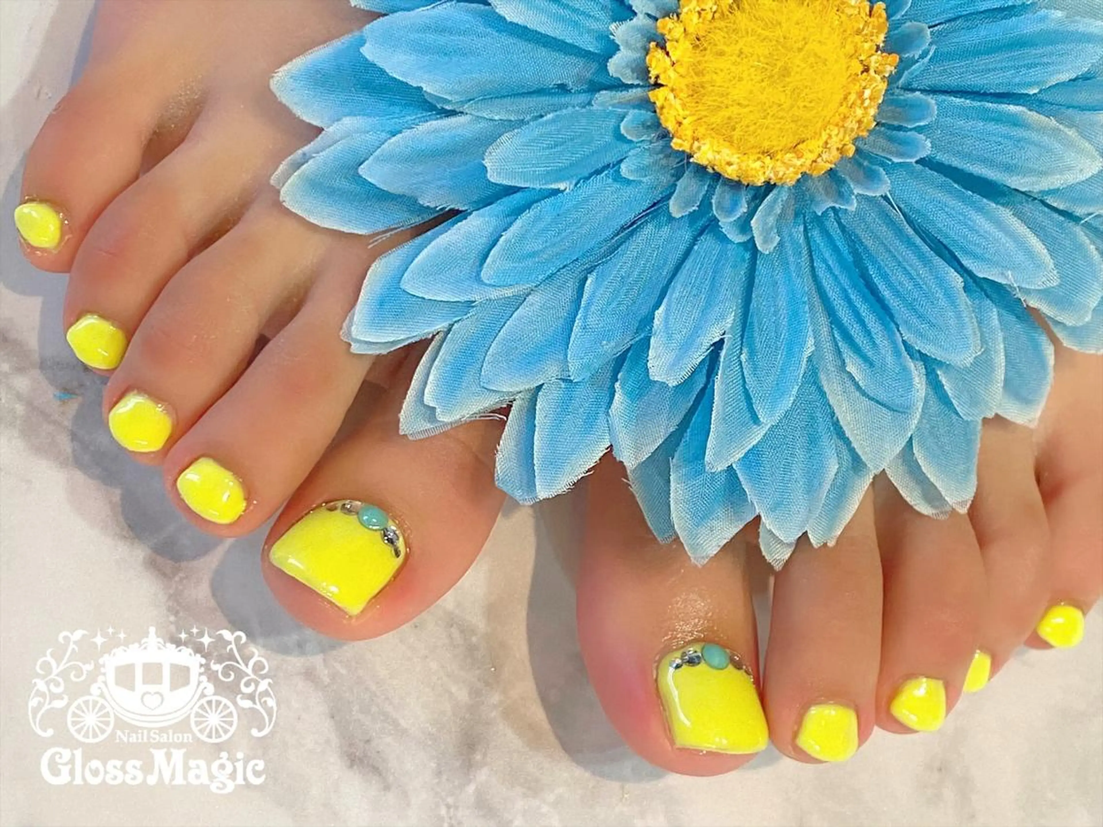 ネイル ストーンネイル 黄色 YUN 💅のネイルデザイン