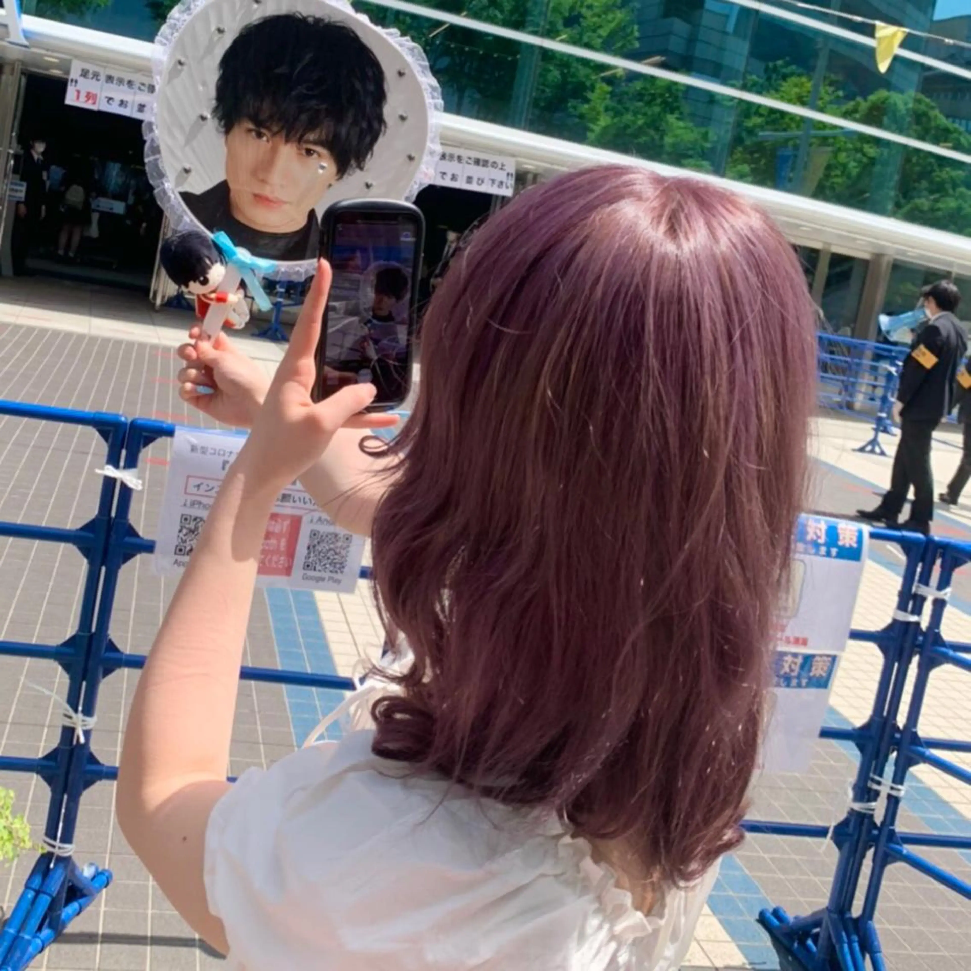 ミディアム カラー ラベンダーカラー 岩戸優奈 束感まつげ ピンク/ベージュのヘアスタイル