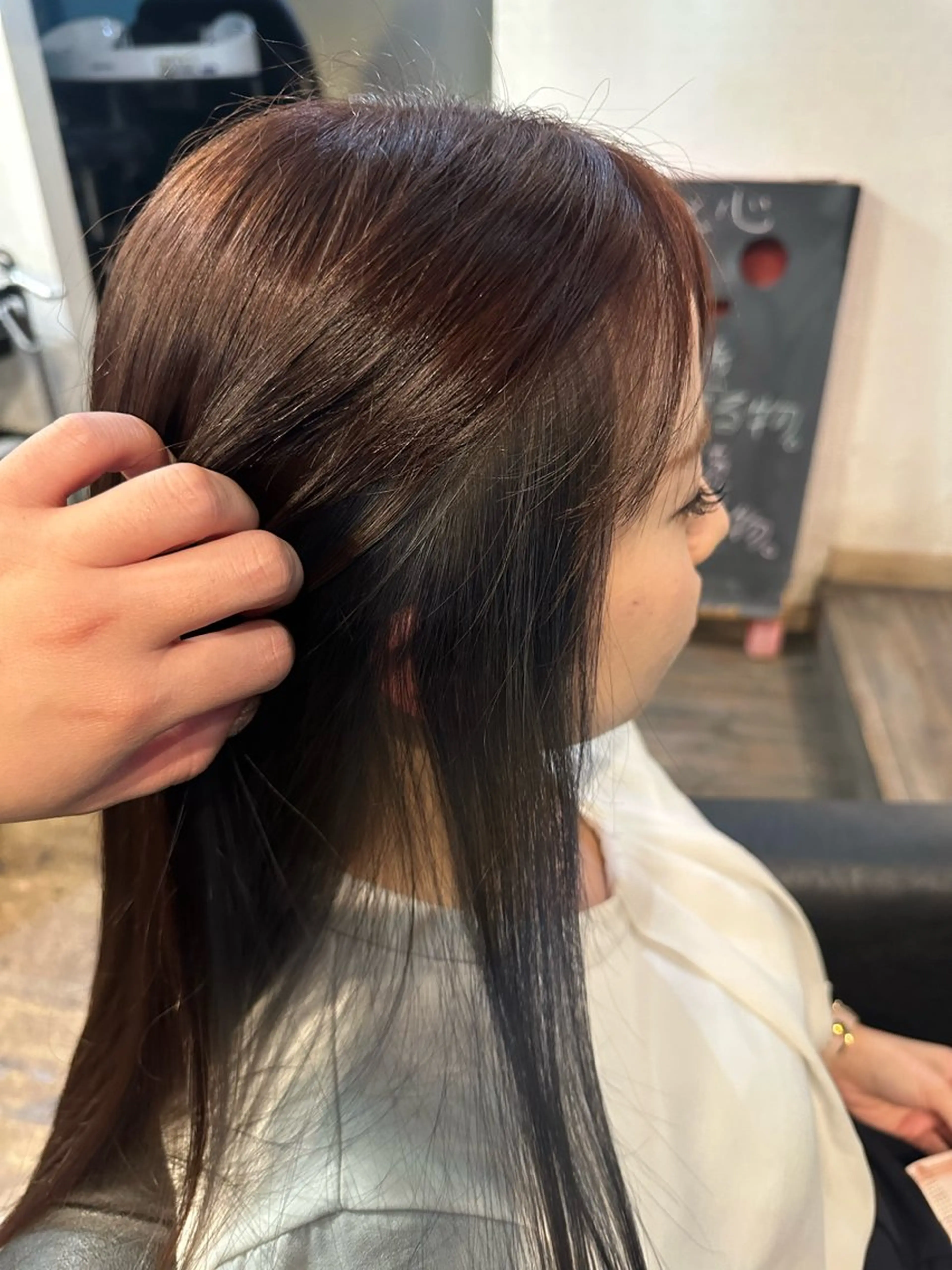 ロング カラー インナーカラー ヘアカラー 安達 望のヘアスタイル