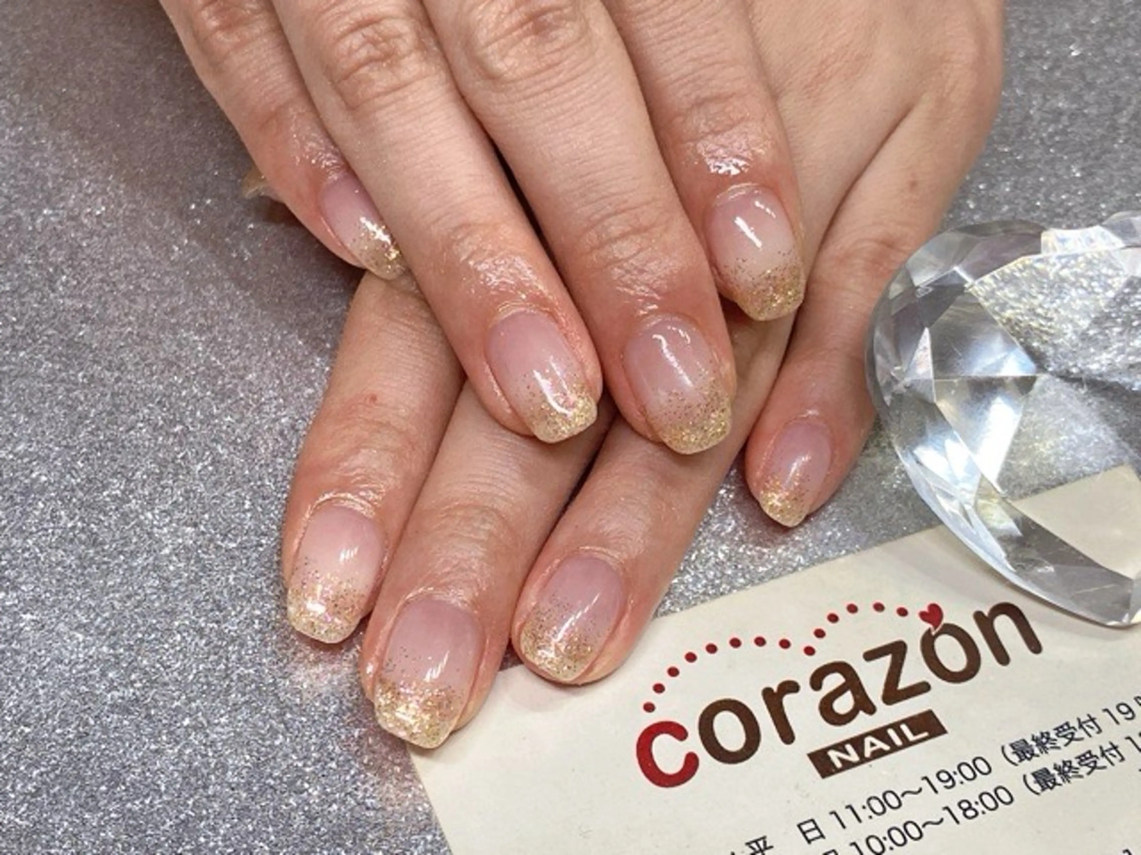 ネイル ジェルネイル ゴールド グラデーション ラメ(グリッター) ラメグラデーション ハンドネイル corazon所属・ネイリスト aicoのネイルデザイン