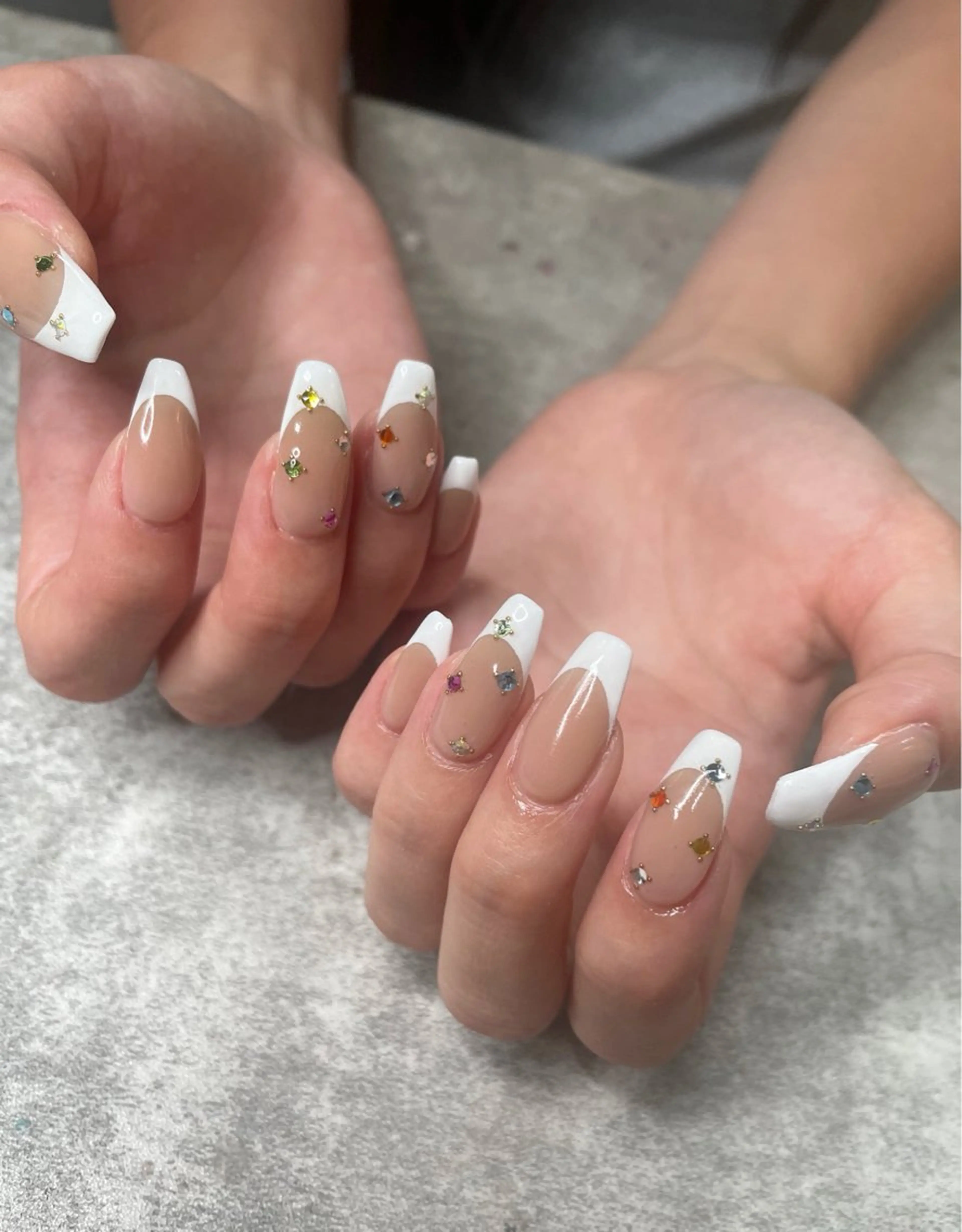 ネイル フレンチネイル キラキラネイル ストーンネイル ホワイト ハンドネイル ma riのネイルデザイン